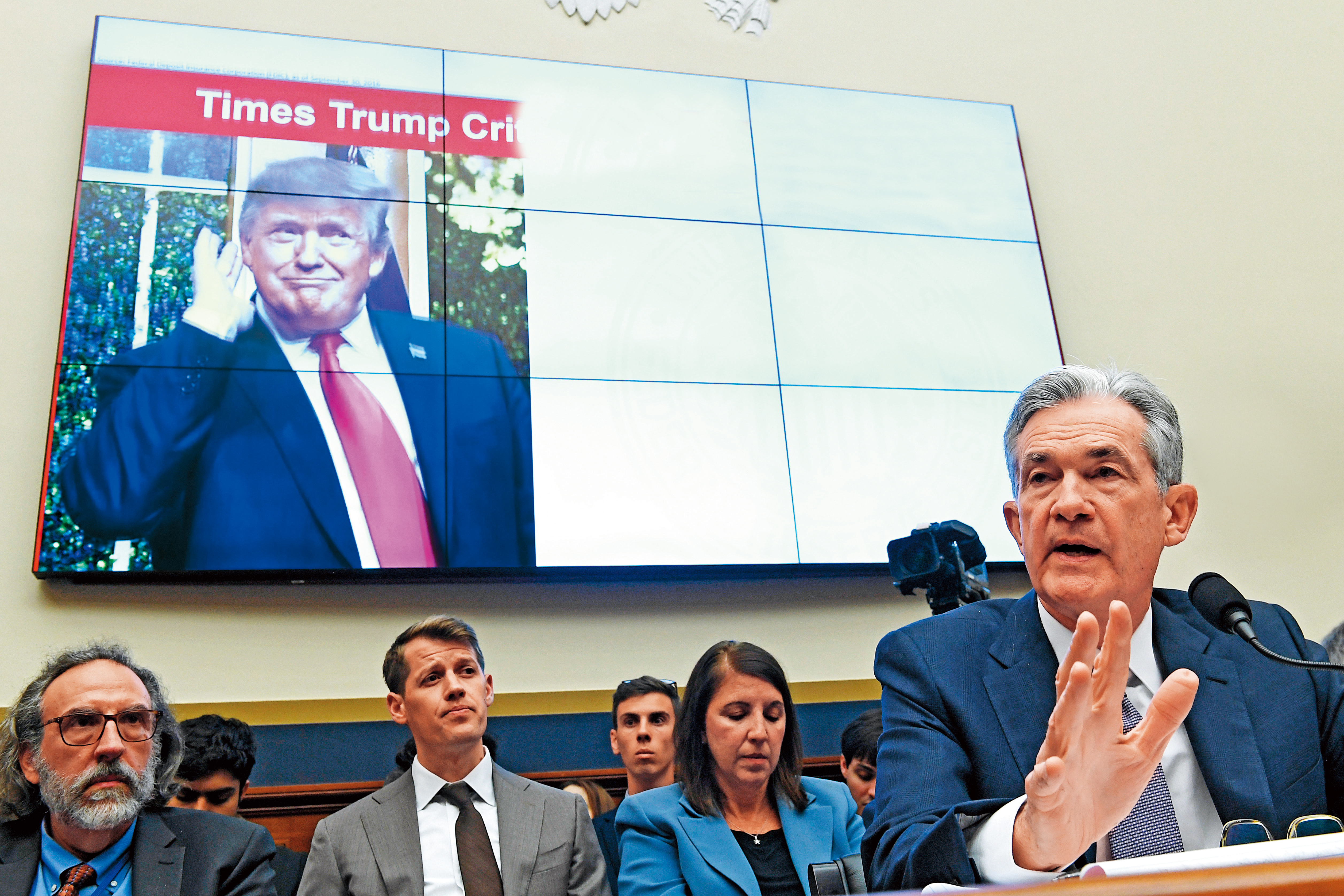 美國降息1碼，但聯準會主席鮑威爾（右）的言論，讓市場對於啟動寬鬆循環的預期落空，美股應聲下跌。（東方IC）