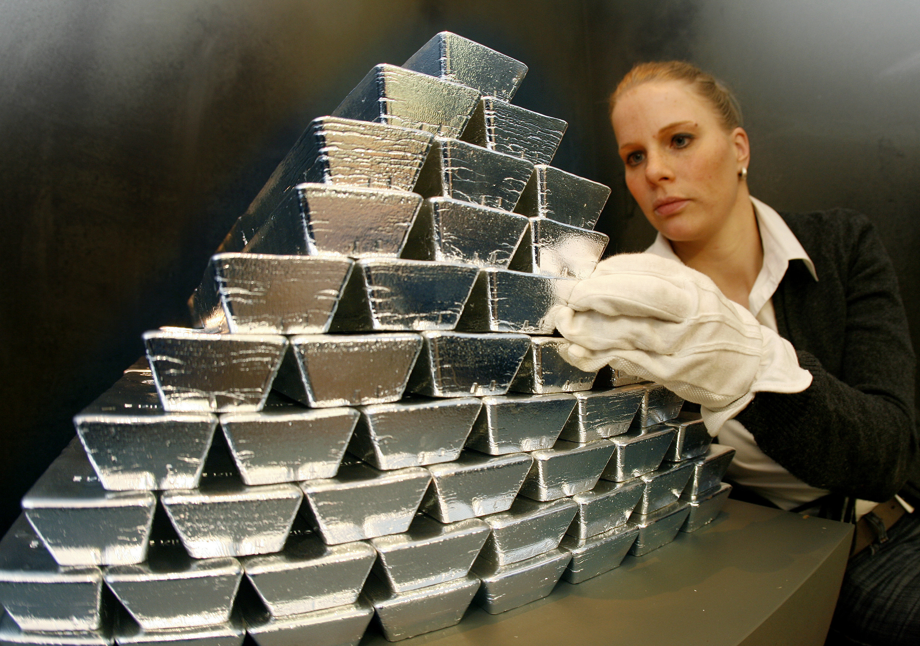 白銀與黃金價格呈現高度相關，皆具避險特性，未來經濟動盪，可留意白銀落後補漲機會。（東方IC）