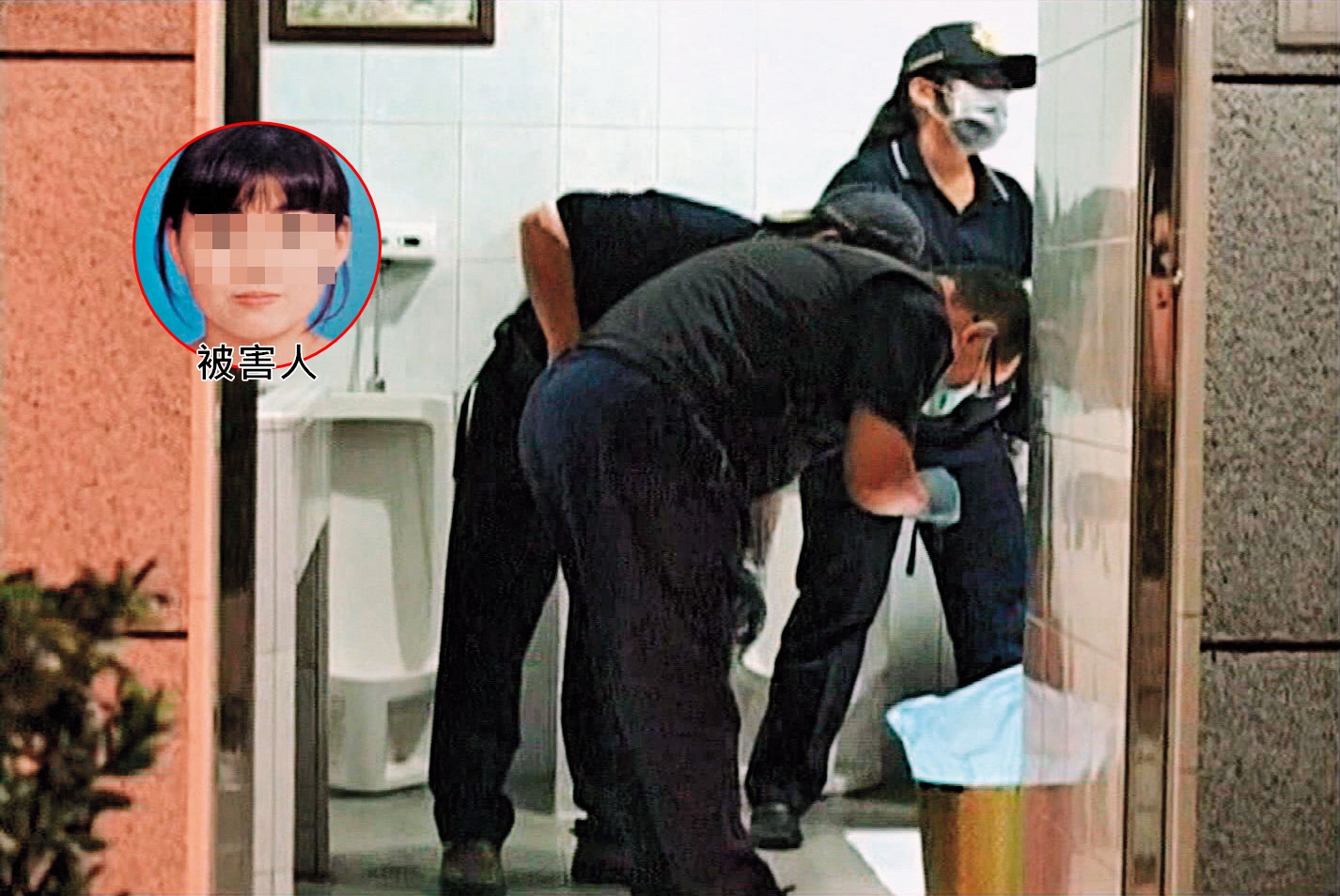 嘉義警方在發現頭顱的公廁中進行採證。（東森新聞提供）