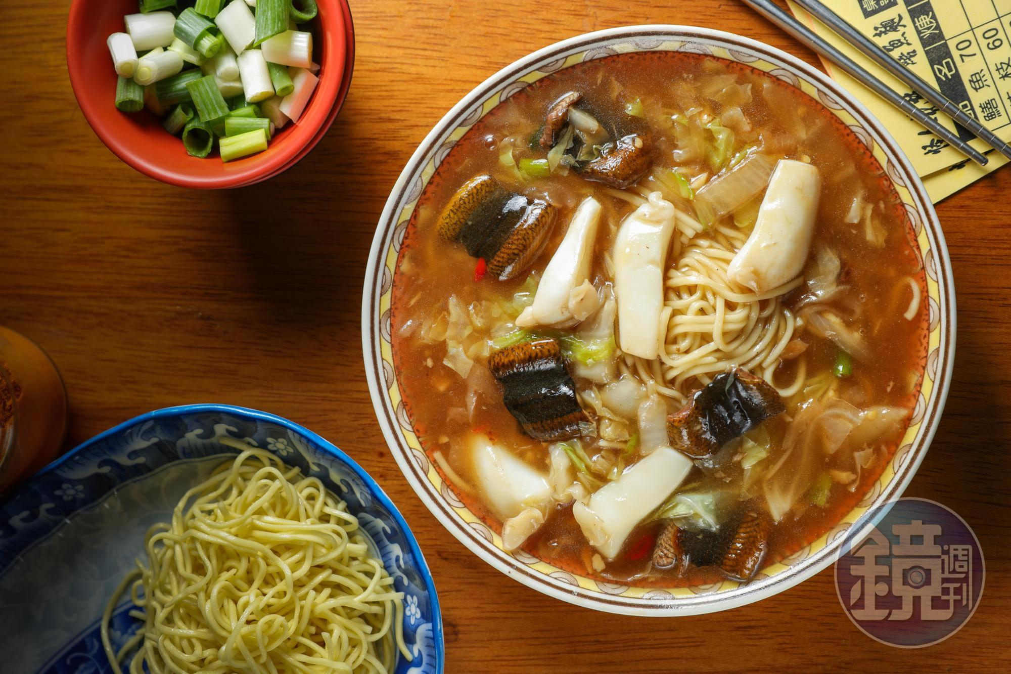 「花枝＋鱔魚羹麵」雙拼分量頗大。（100元／份）
