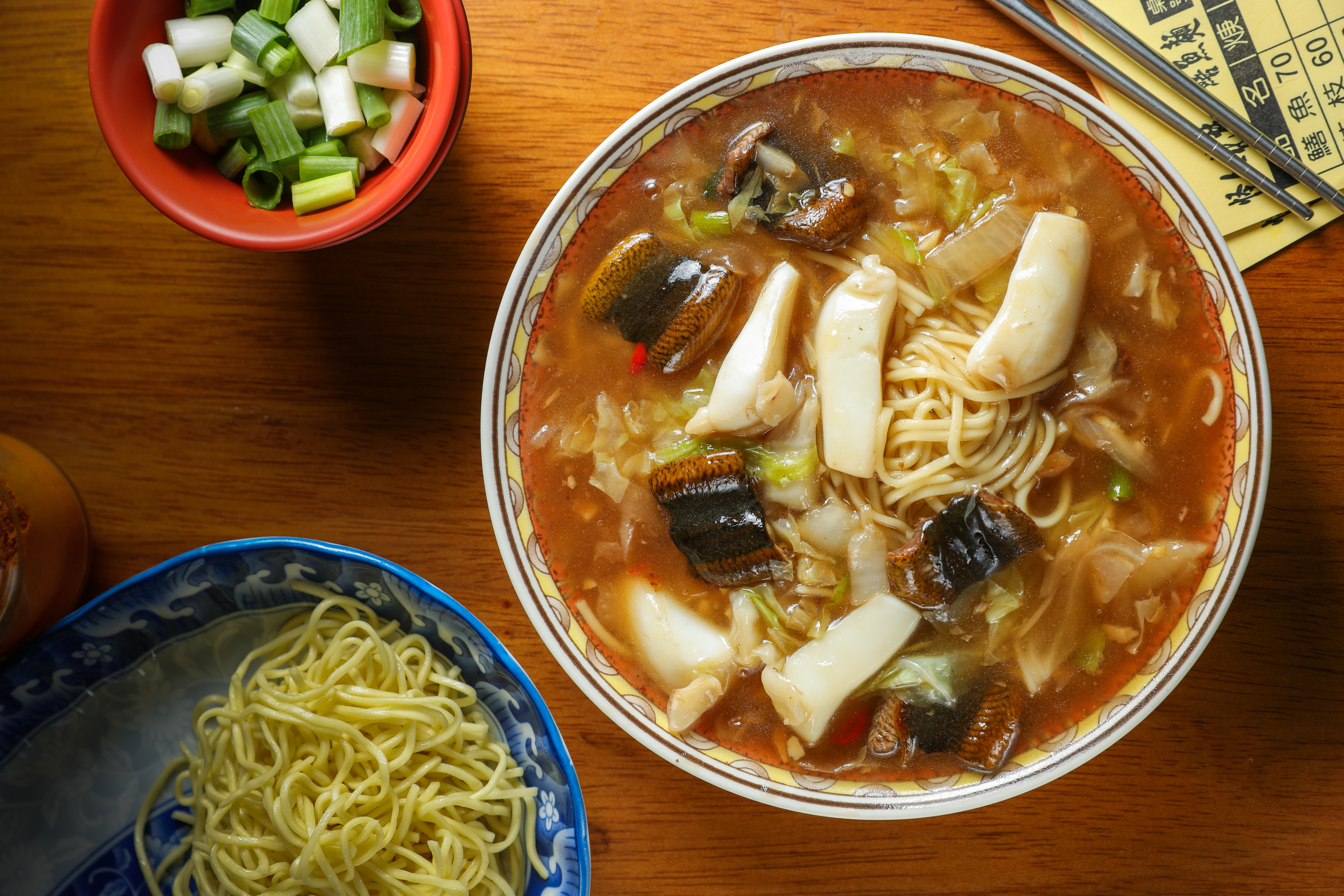 「花枝＋鱔魚羹麵」雙拼分量頗大。（100元／份）