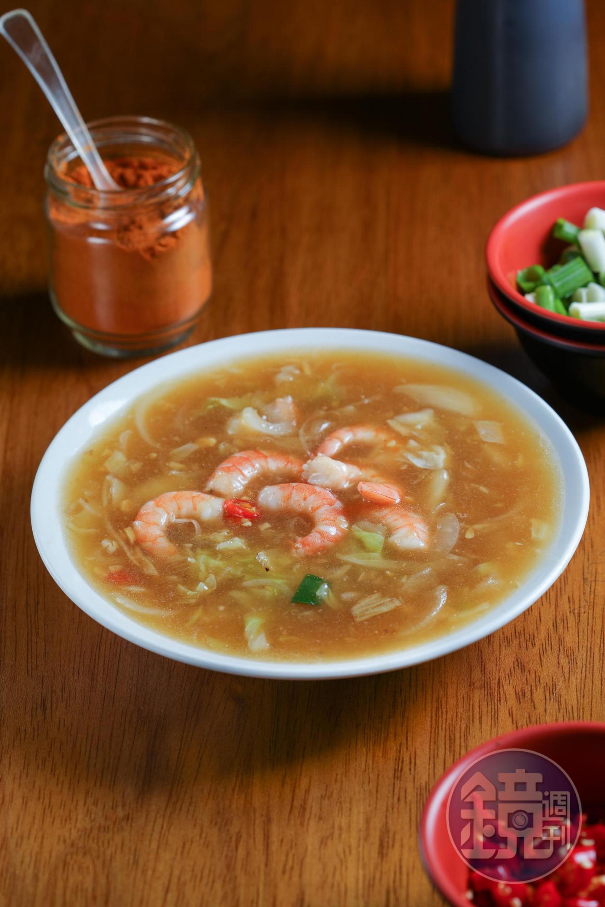 「鮮蝦羹麵」手剝蝦家常鮮美。（60元／份）