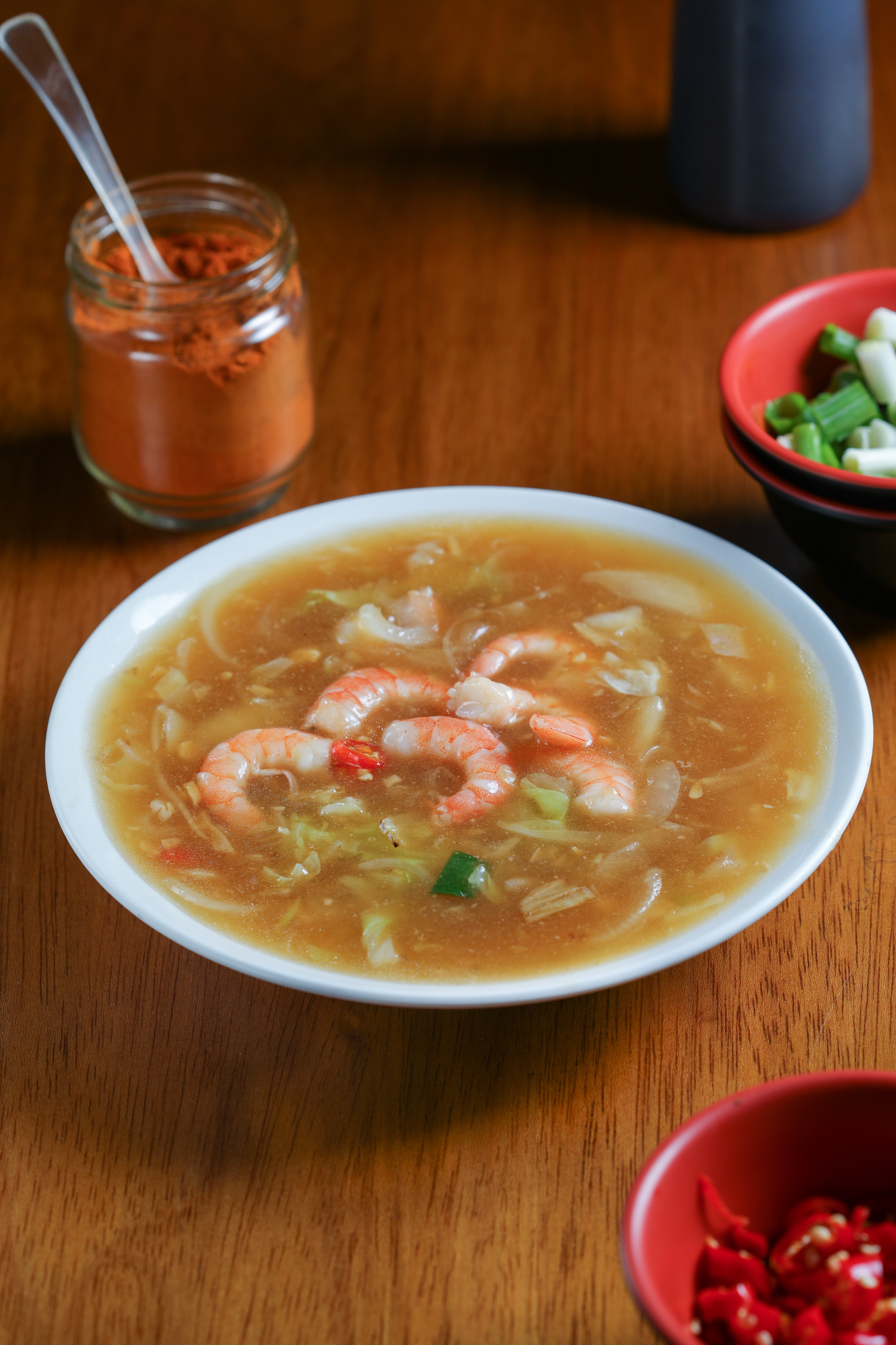 「鮮蝦羹麵」手剝蝦家常鮮美。（60元／份）