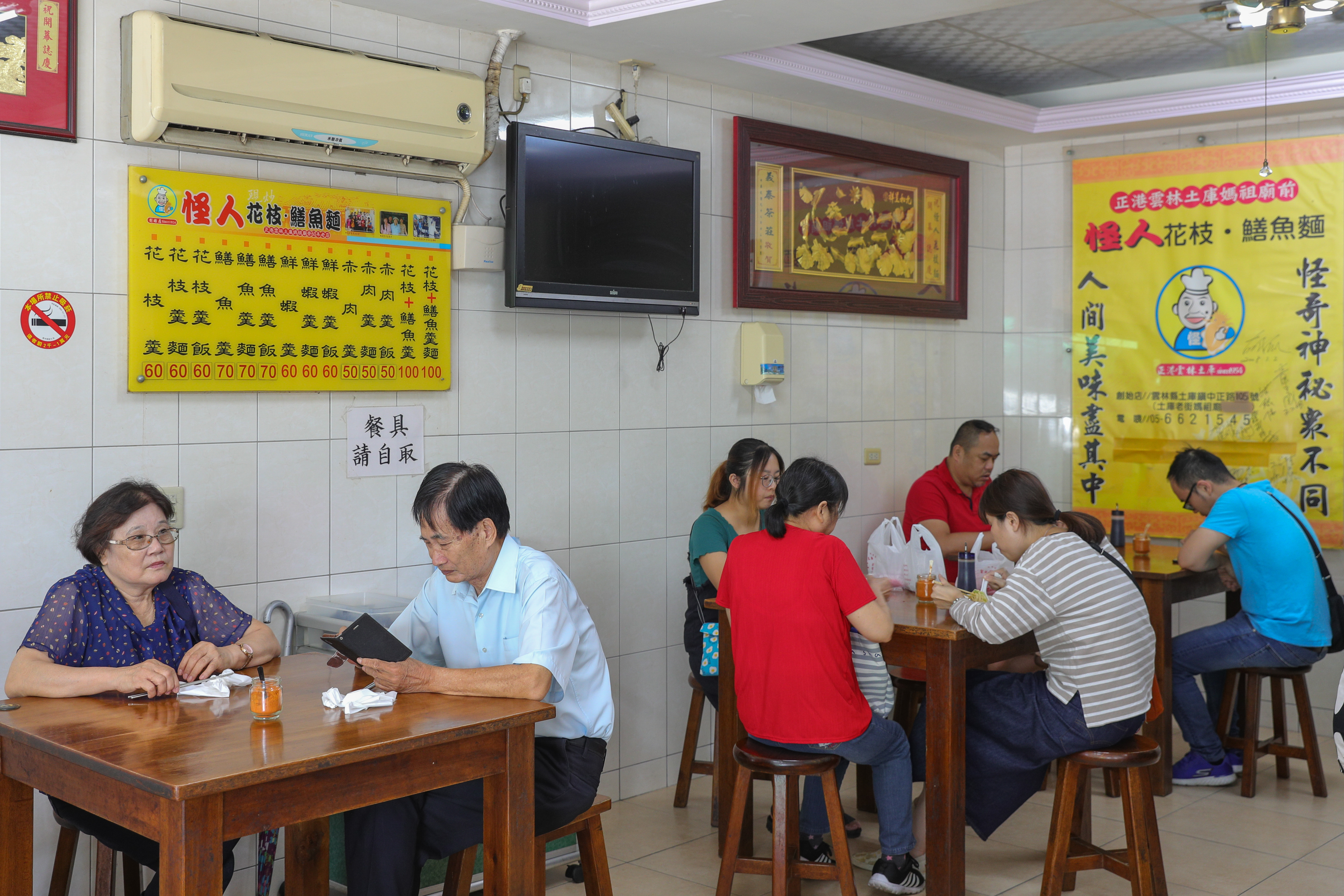 一到中午用餐時間，客人持續湧入店家，生意很好。
