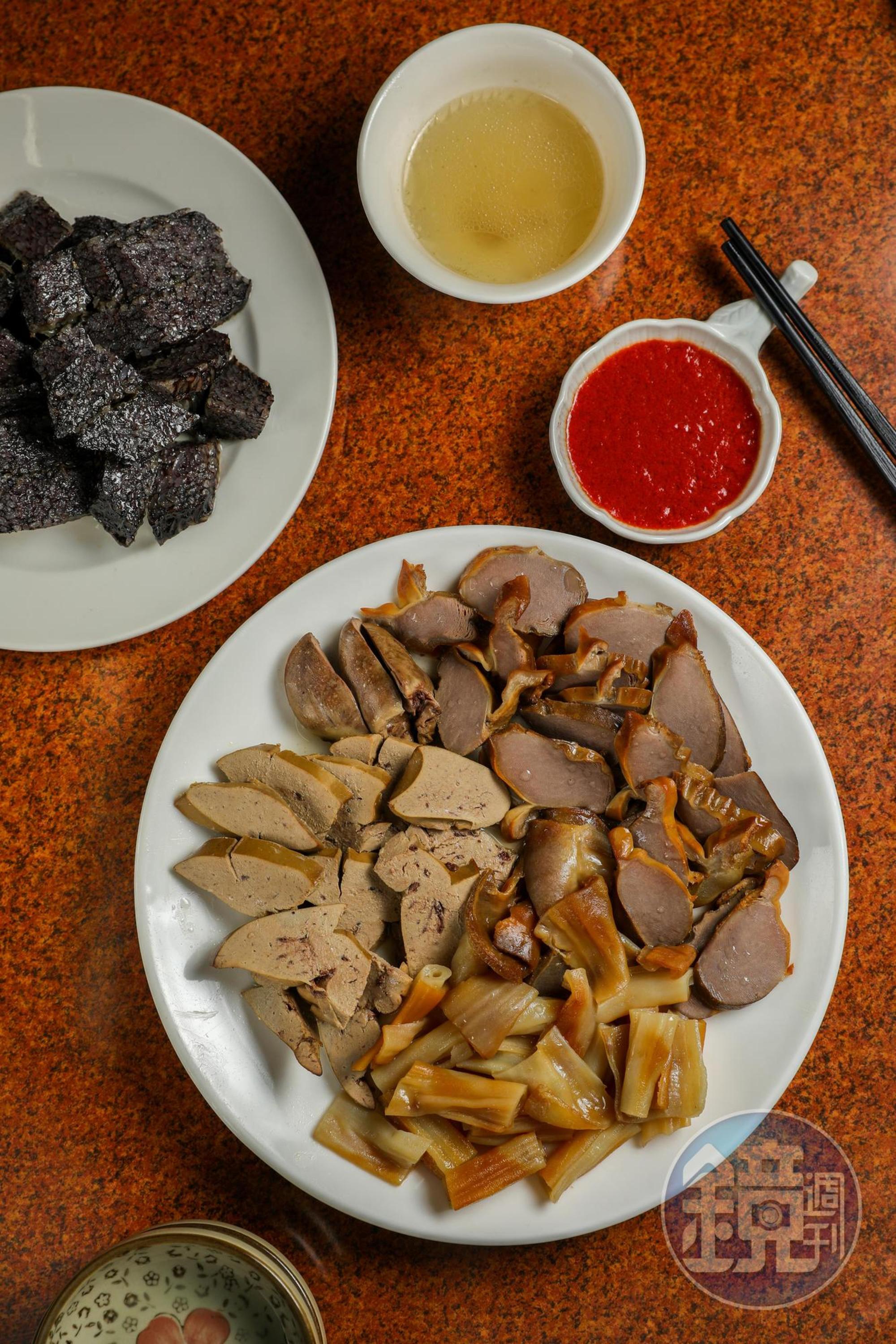 吃鵝下水，老闆會切來「鵝心連肝、鵝腸、鵝胗」（左上起，逆時針，30～50元／份，圖中為130元／份）和「鵝血」(左上，30／份)，蘸紅麴醬是獨門吃法。