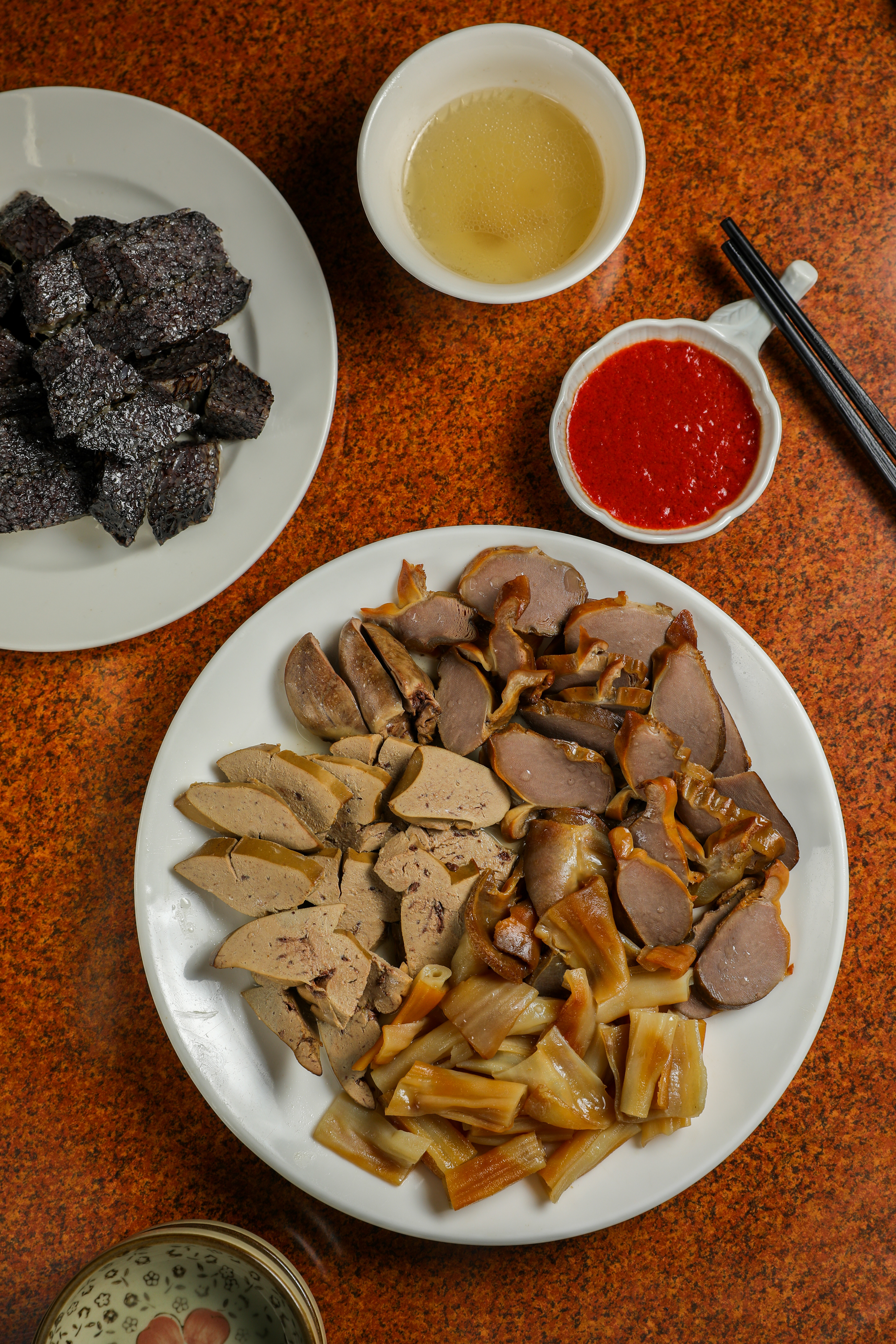 吃鵝下水，老闆會切來「鵝心連肝、鵝腸、鵝胗」（左上起，逆時針，30～50元／份，圖中為130元／份）和「鵝血」(左上，30／份)，蘸紅麴醬是獨門吃法。