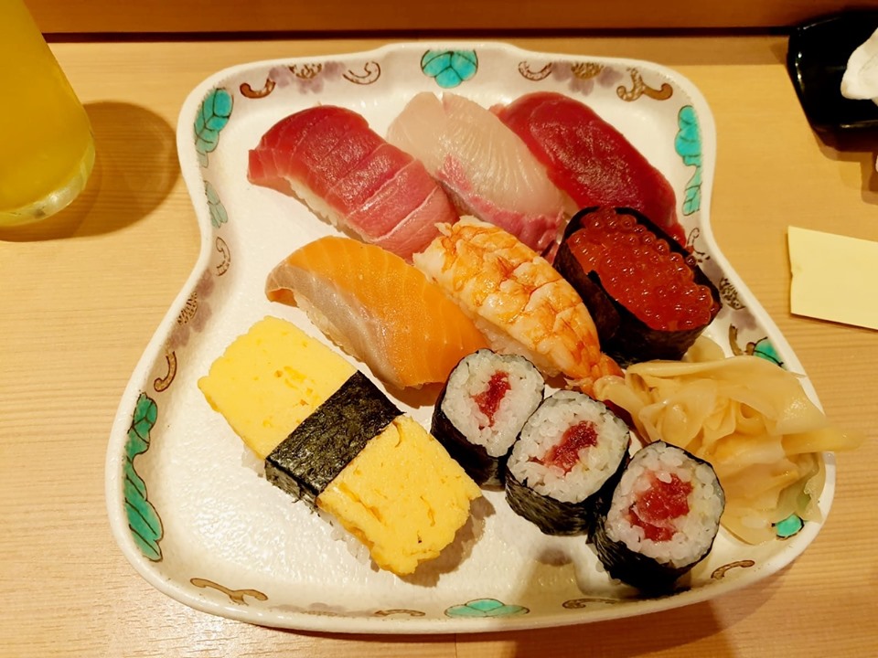 本月2日浩子po出一盤握壽司照，並有感而發寫下與自己對話。（翻攝自浩子臉書）