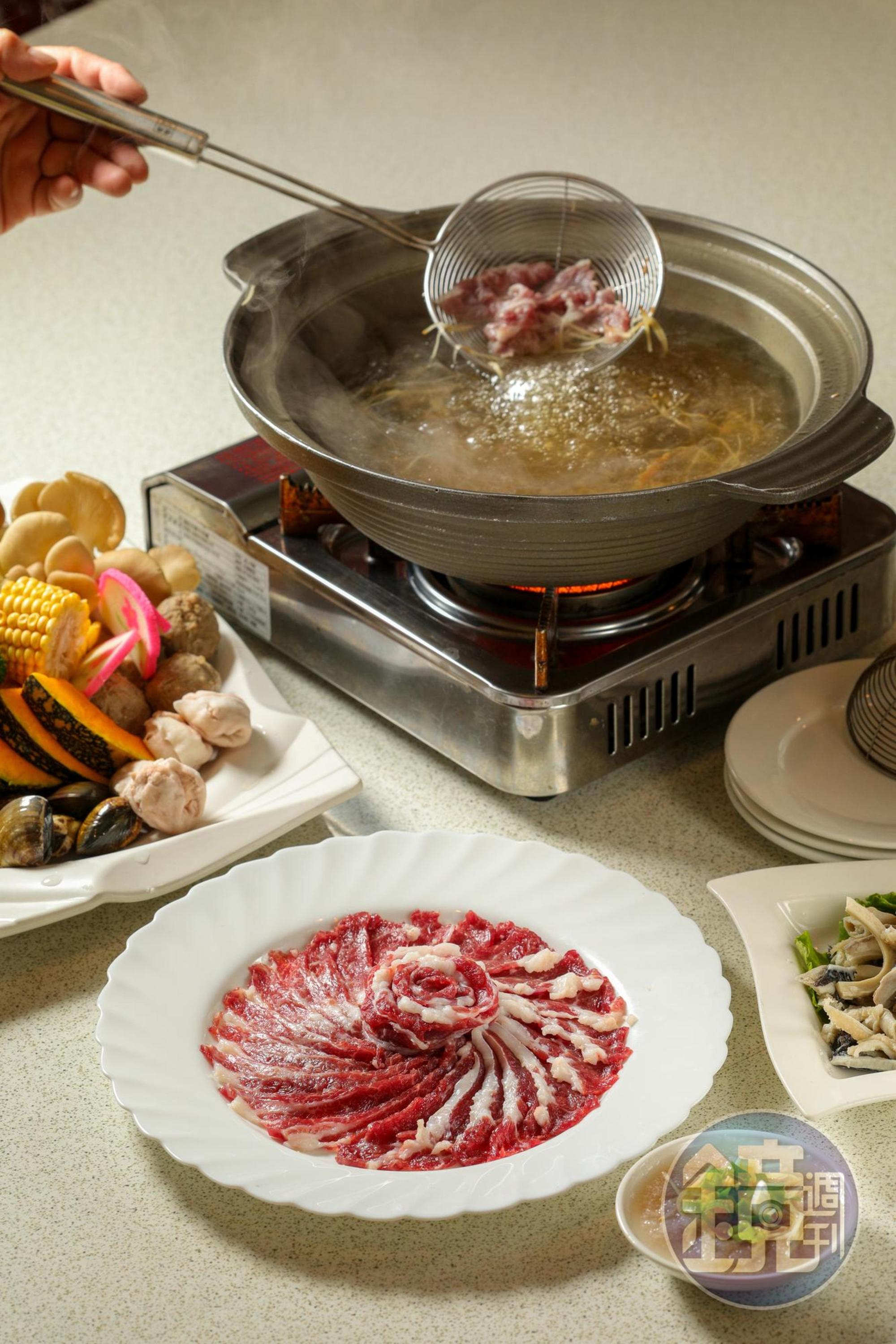 「超嫩雪花涮牛肉片」（450元／份）用「牛肉涮肉湯底」（150元／份）涮煮，或放碗裡沖熱湯，像吃台南牛肉湯。