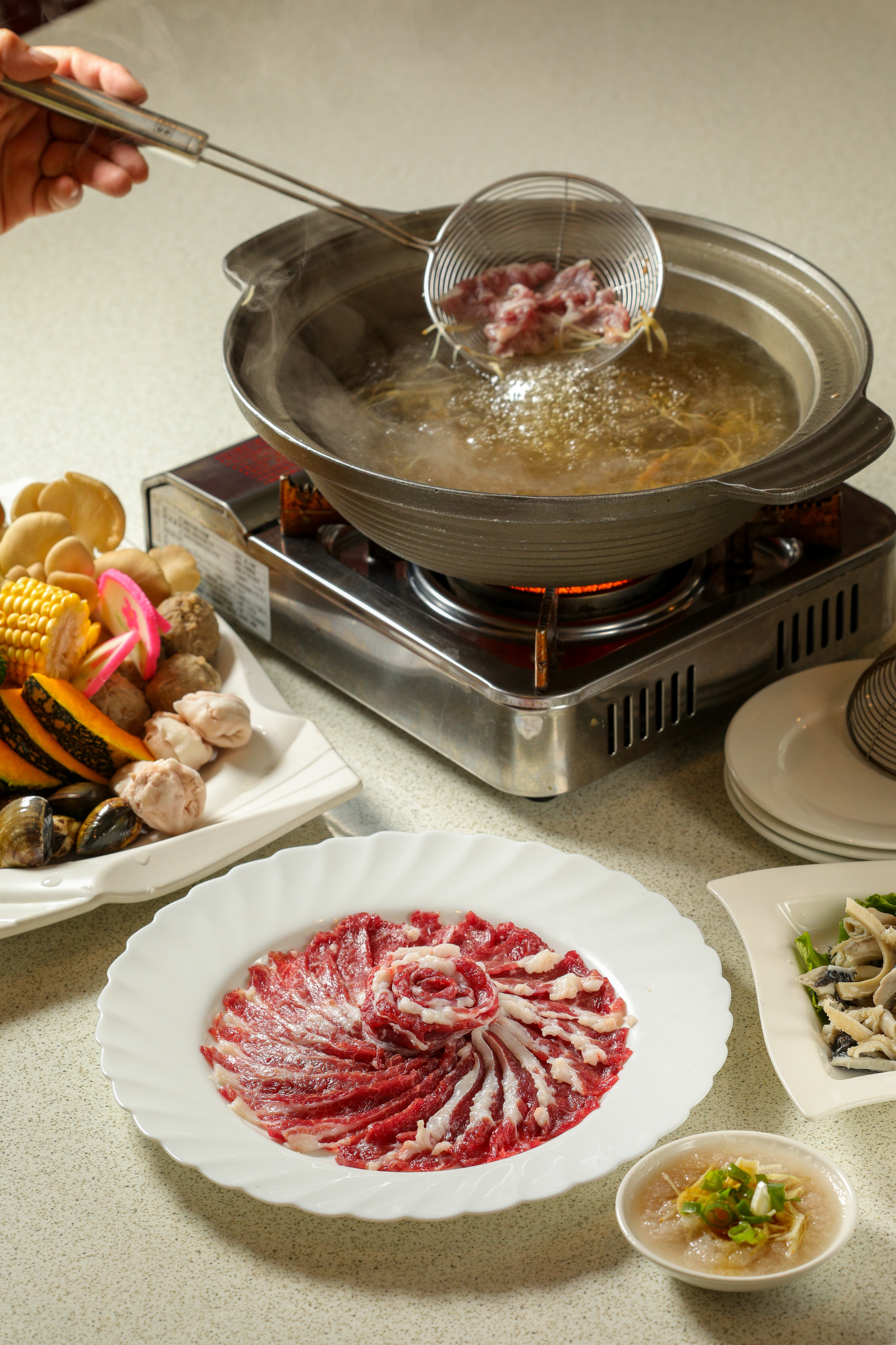 「超嫩雪花涮牛肉片」（450元／份）用「牛肉涮肉湯底」（150元／份）涮煮，或放碗裡沖熱湯，像吃台南牛肉湯。