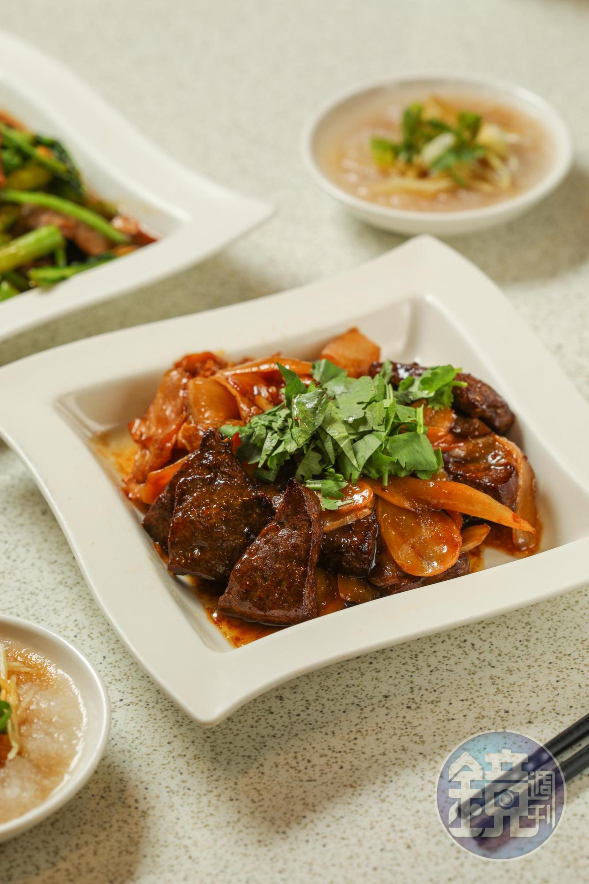 「麻油煎牛肝」口感綿厚，醬香惹味。（130元／份）