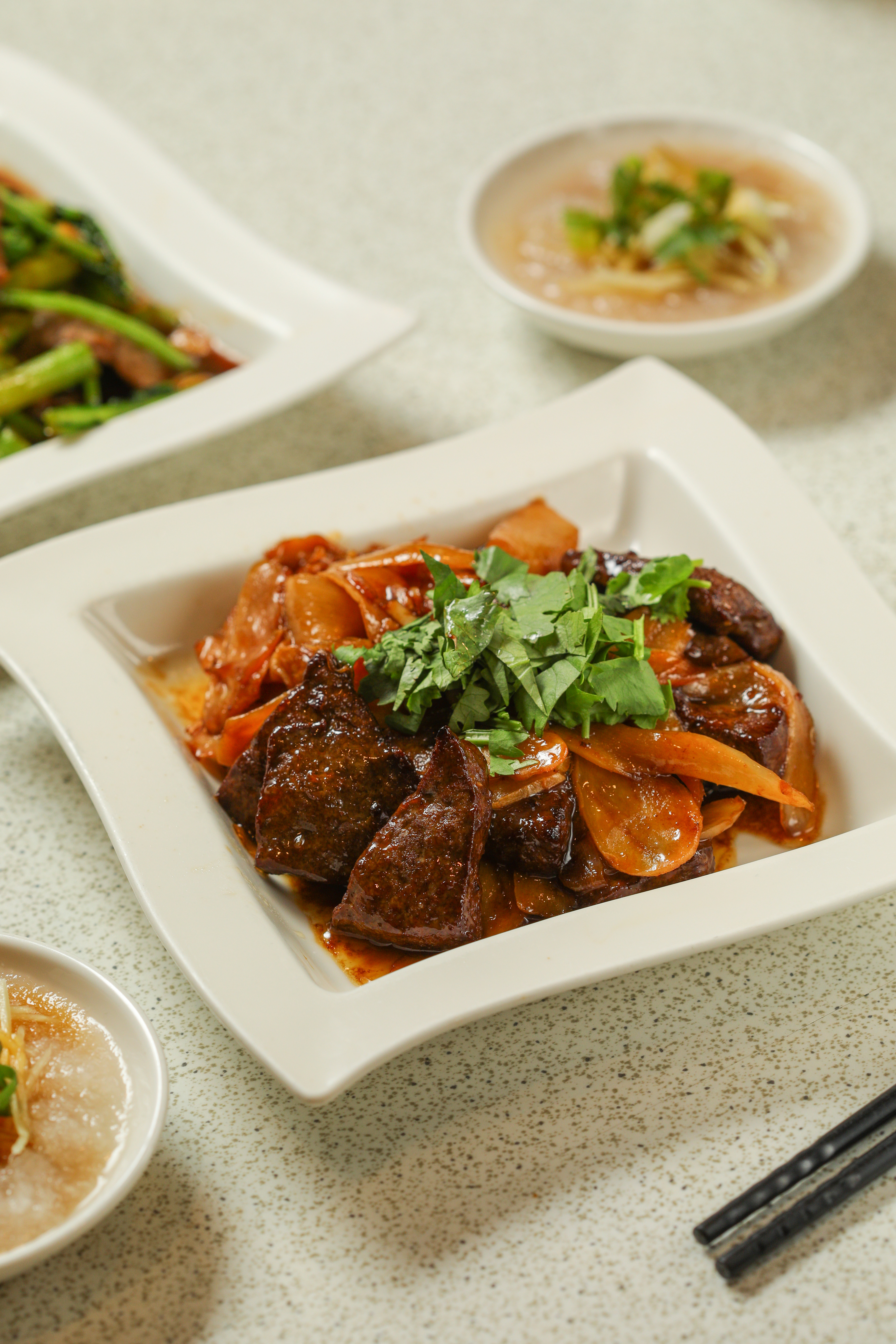 「麻油煎牛肝」口感綿厚，醬香惹味。（130元／份）