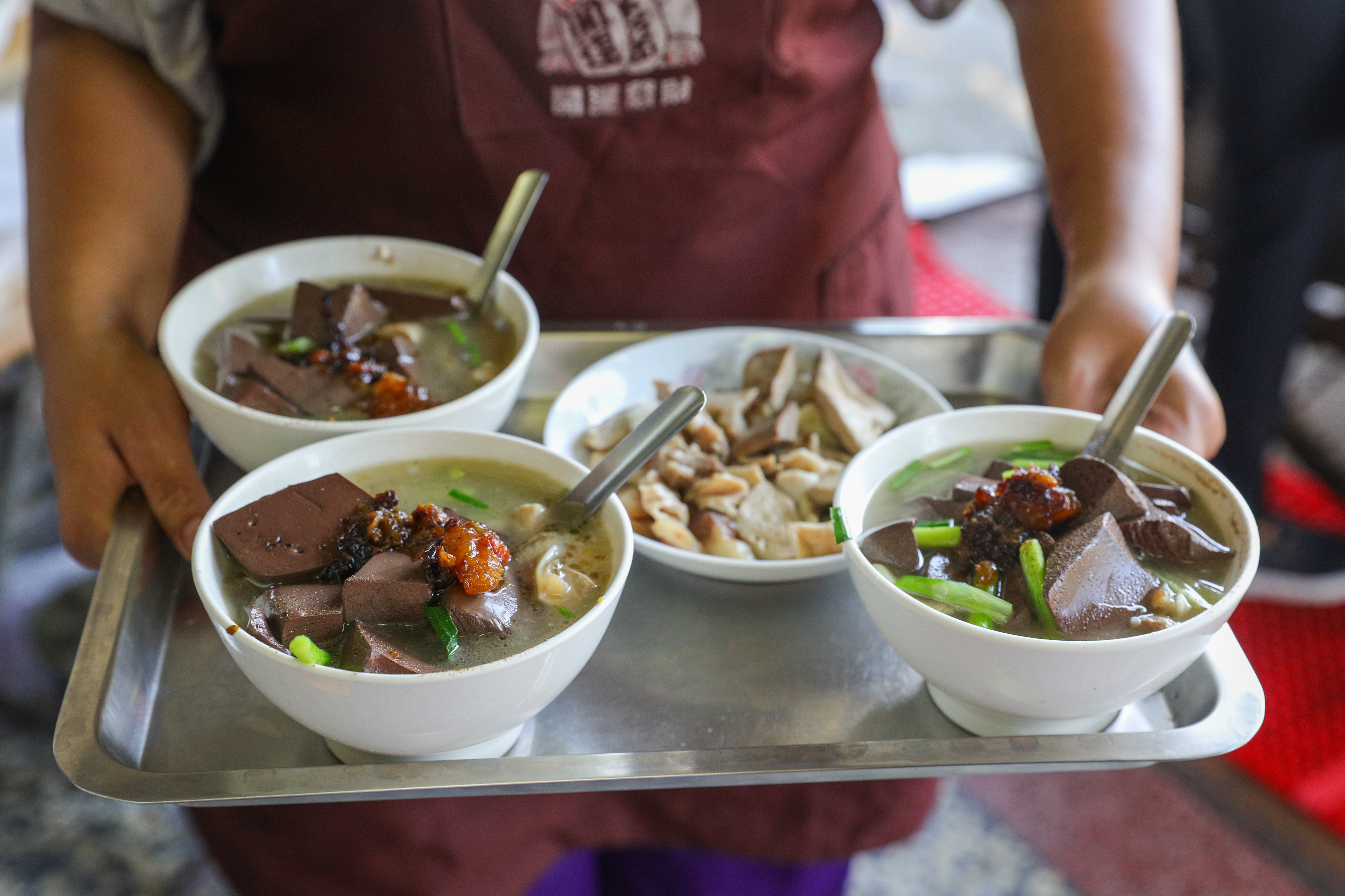 擠滿豬肝連、豬腸等肥美內臟的「豬血湯」。（50元／碗）