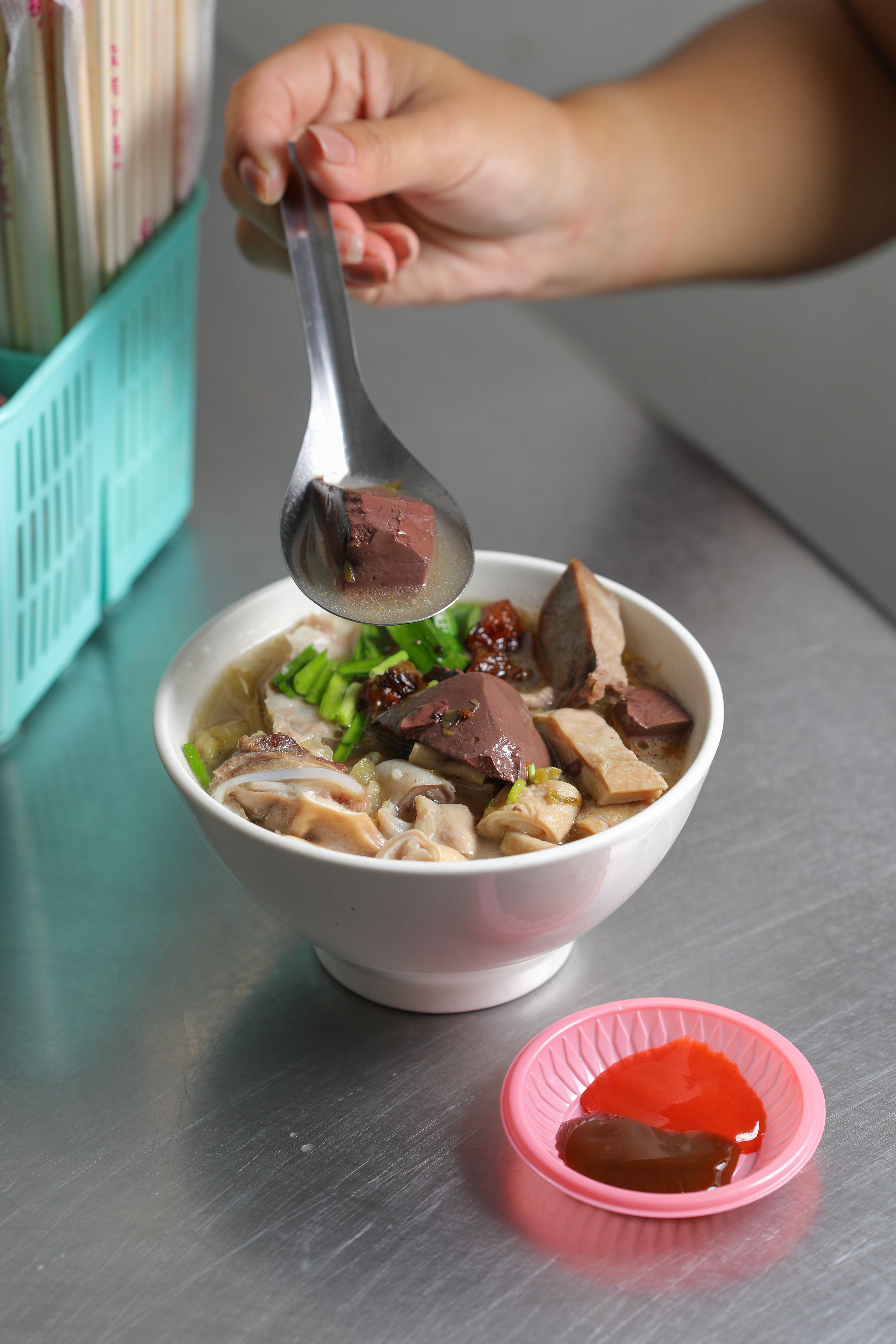 這碗「豬血湯」 吃得到超過10種的腴美豬內臟。（50元／碗）