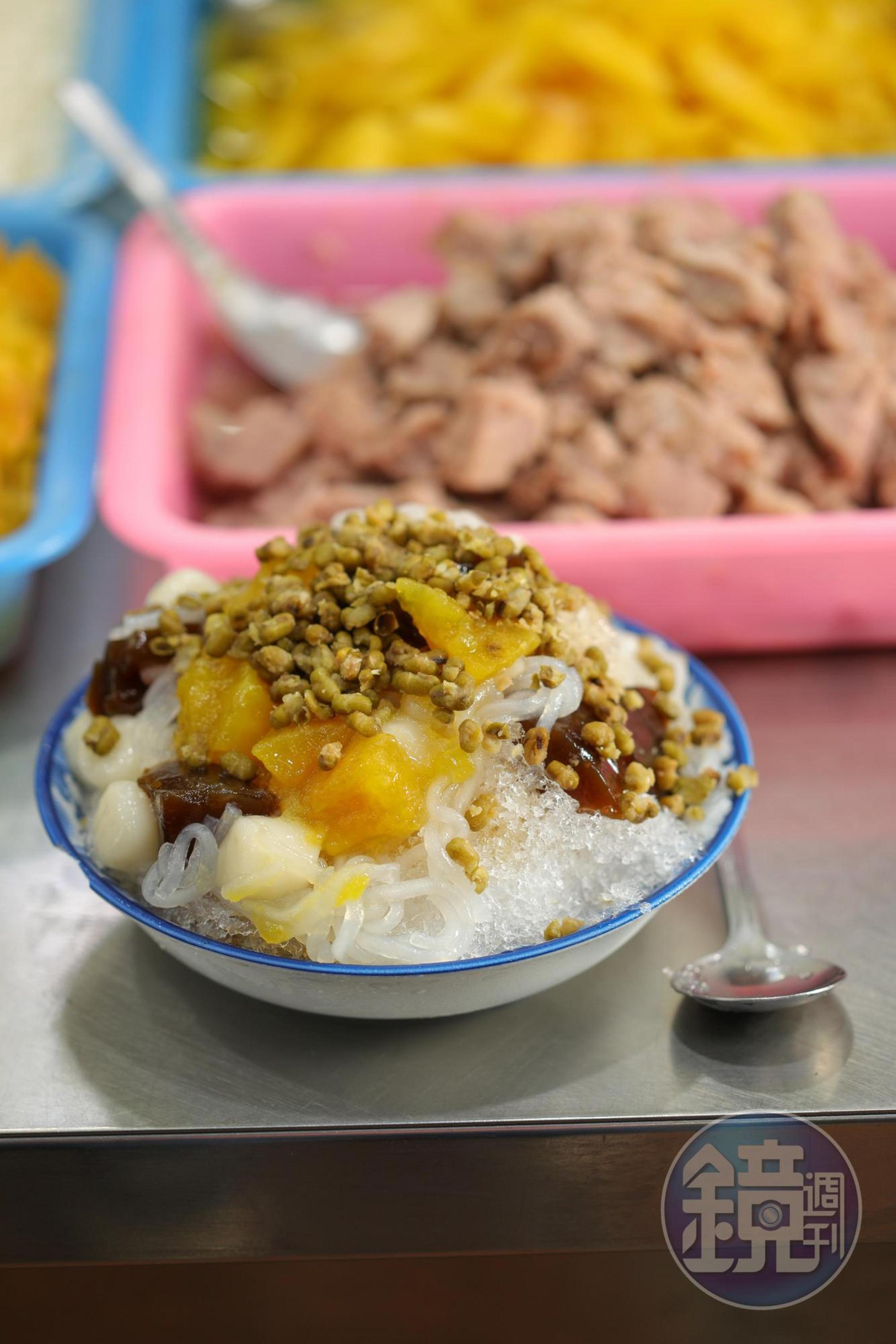客人可在檯前任指要加6種料的「剉冰」（40元／碗）