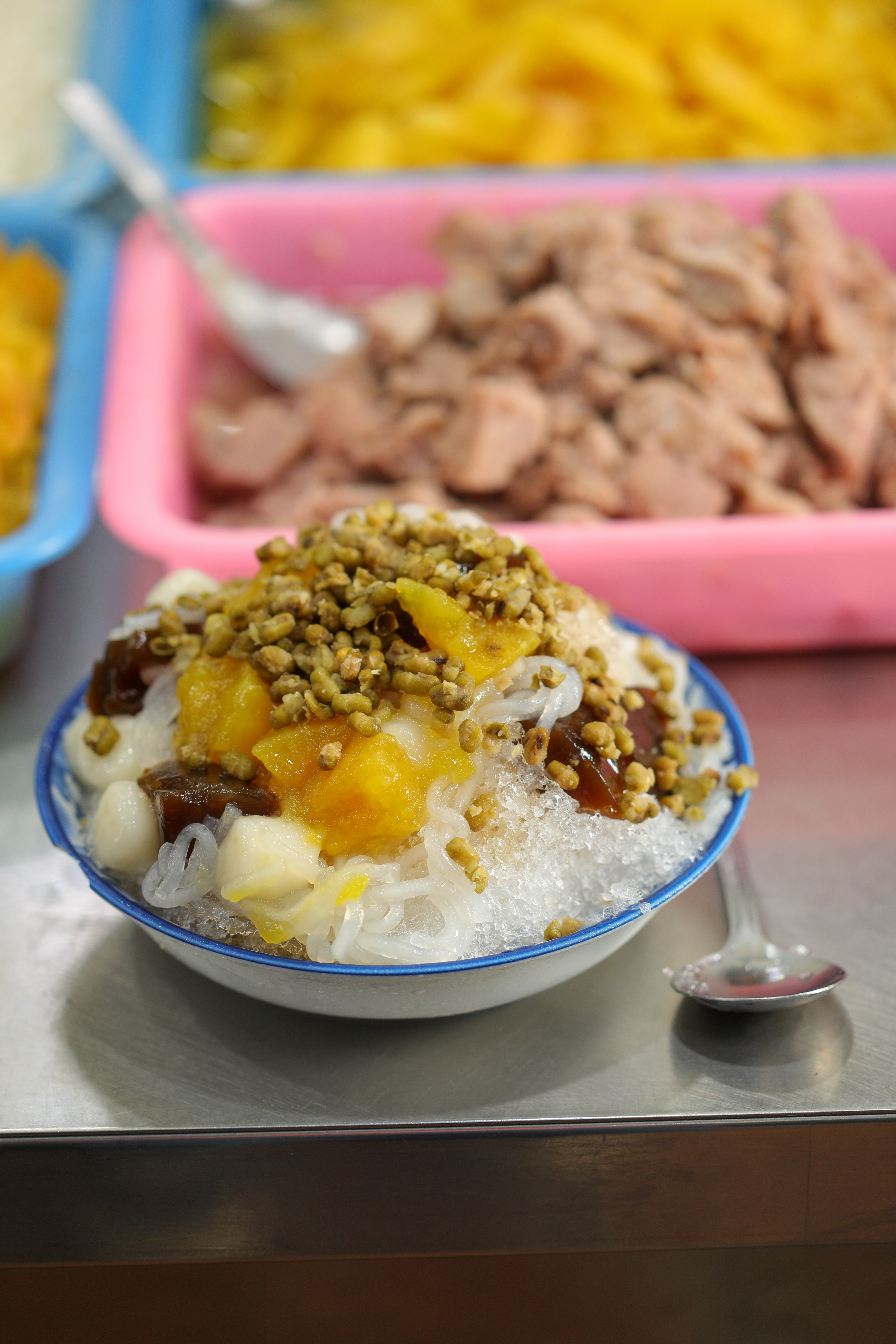 客人可在檯前任指要加6種料的「剉冰」（40元／碗）