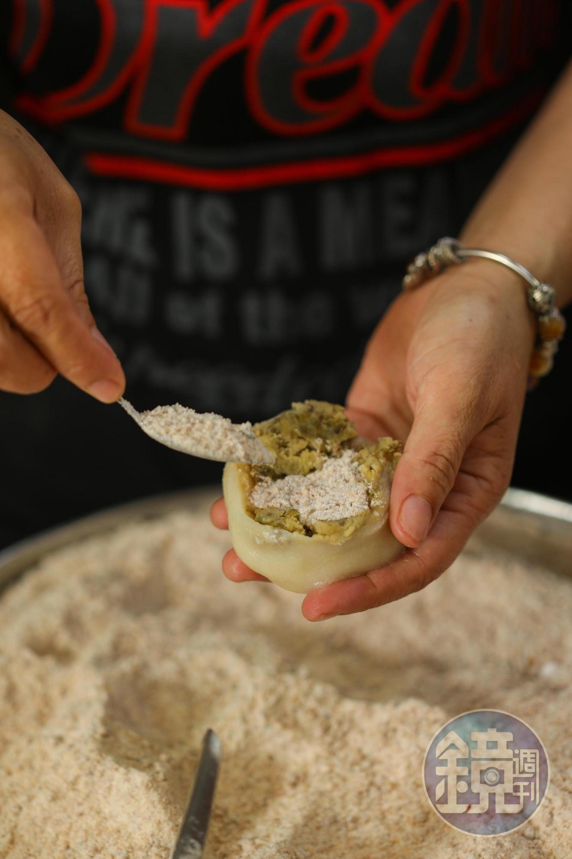 客人點好麻糬才會現包糖粉，保持鬆爽口感。