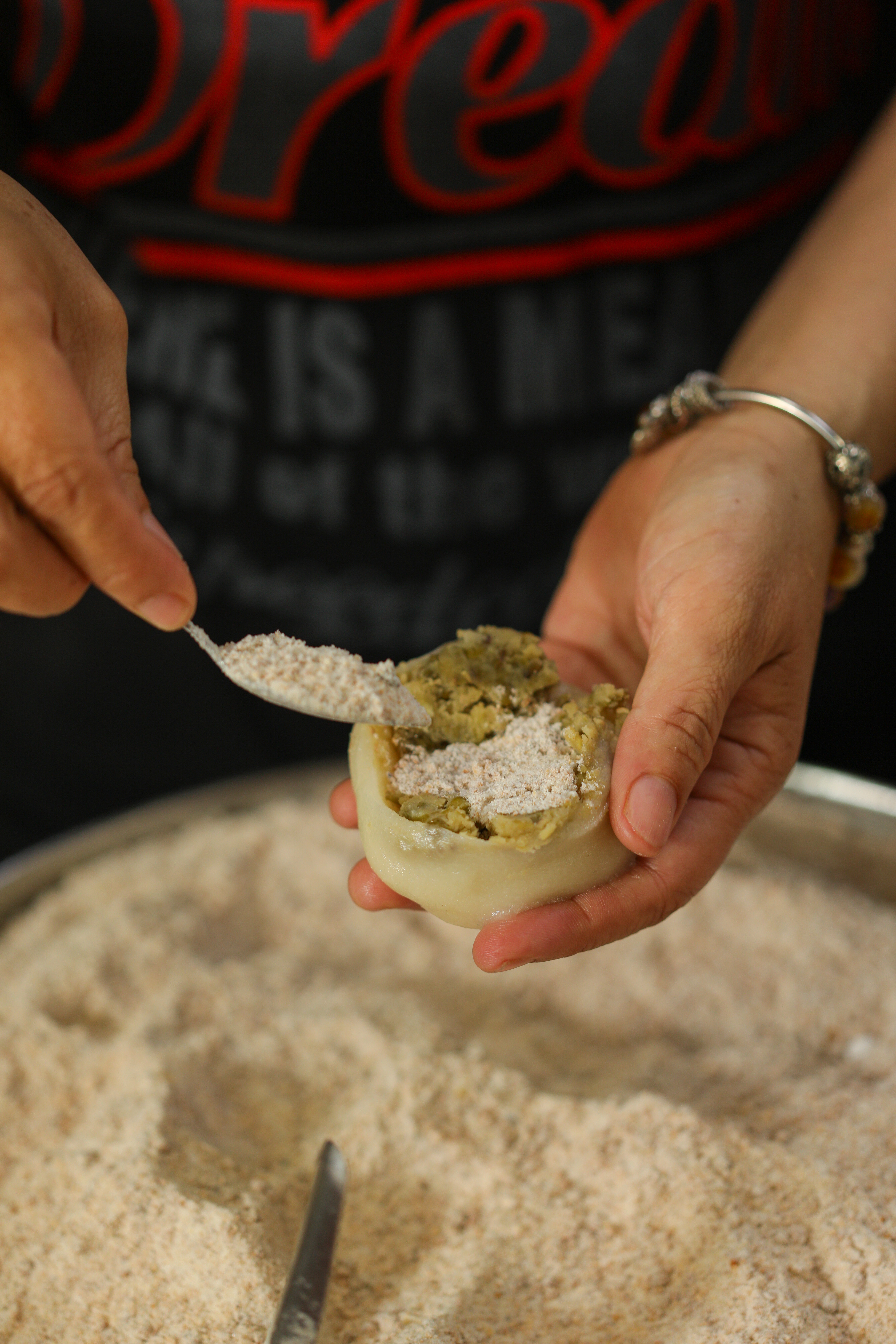 客人點好麻糬才會現包糖粉，保持鬆爽口感。