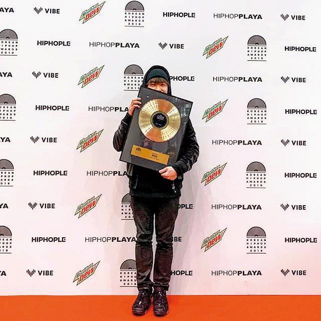  VISHOP以MOMMY SON的〈少年跳躍〉 榮獲「Korean Hiphop Awards 2019」年度最佳MV獎。（VISHOP提供）