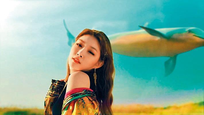 請夏的出道曲〈Why Don't You Know 〉由VISHOP執導，以遨遊於天空的海豚象徵自由。（翻攝自YouTube）