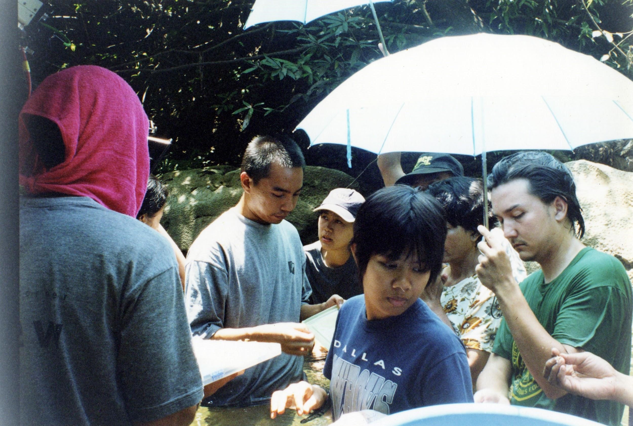利查泰米提古(右一)因阿比查邦(左二)的《極樂森林》踏入電影圈,兩人是長期工作夥伴。(kick the machine提供)