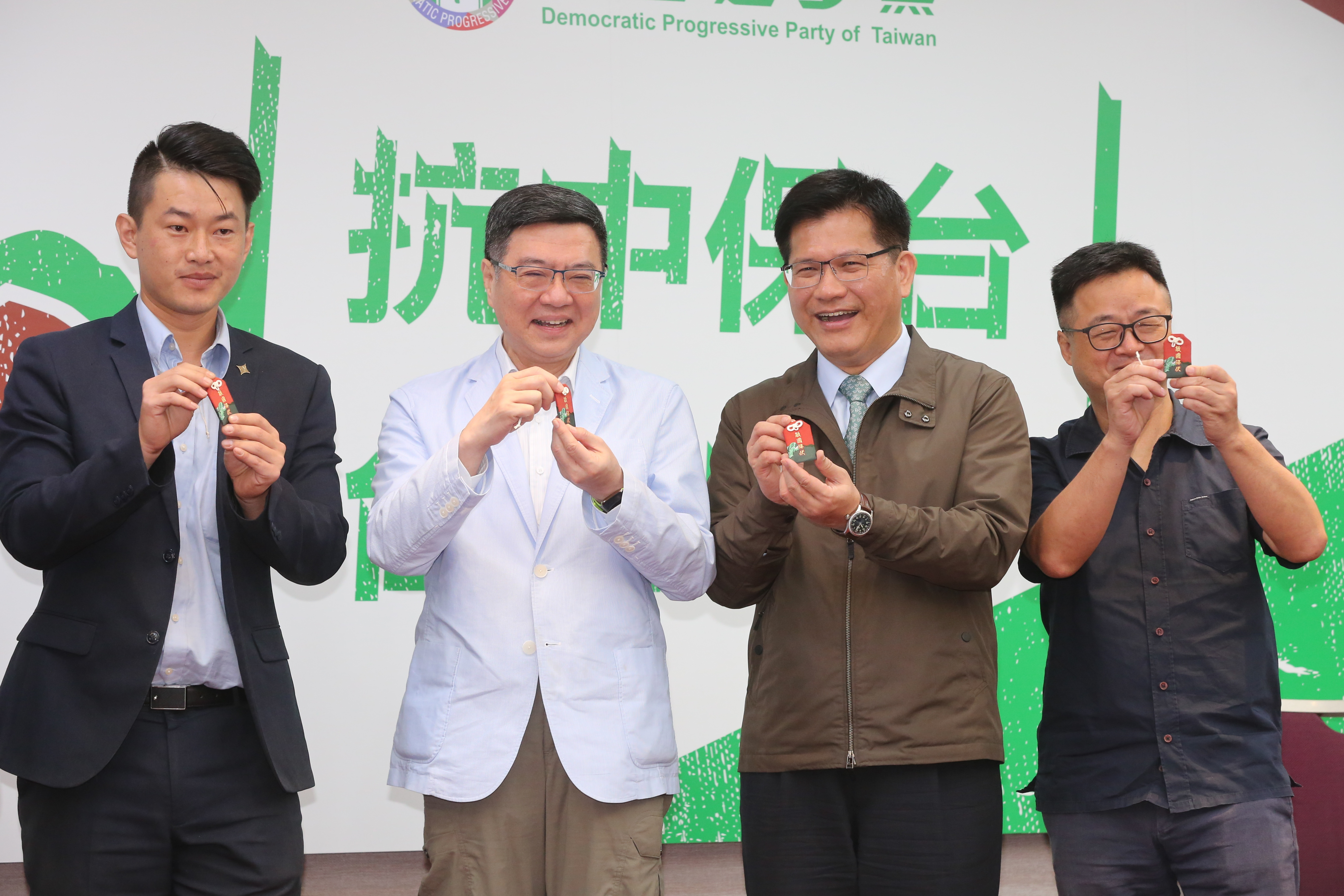 民進黨與台灣基進舉行記者會，宣布共同推薦台灣基進發言人陳柏惟（左1），參選台中第2選區。