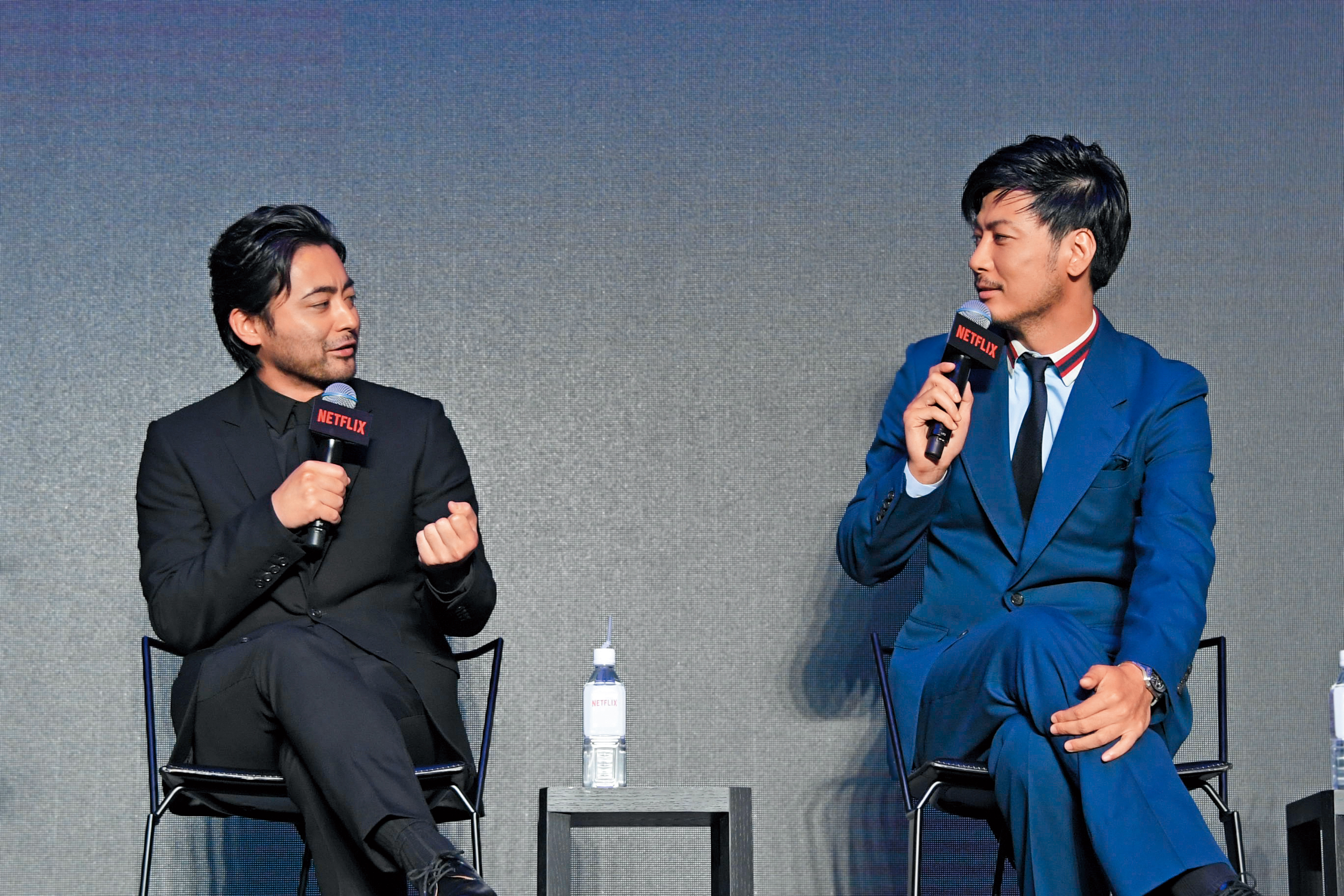山田孝之(左)和玉山鉄二(右)在《AV帝王》東京記者會上大談AV心得。(Netflix提供)