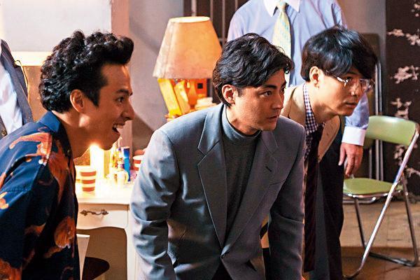 滿島真之介（左起）、山田孝之、玉山鉄二，扮演掀起日本AV產業風暴的三位臭皮匠。（翻攝自Netflix官方YouTube）