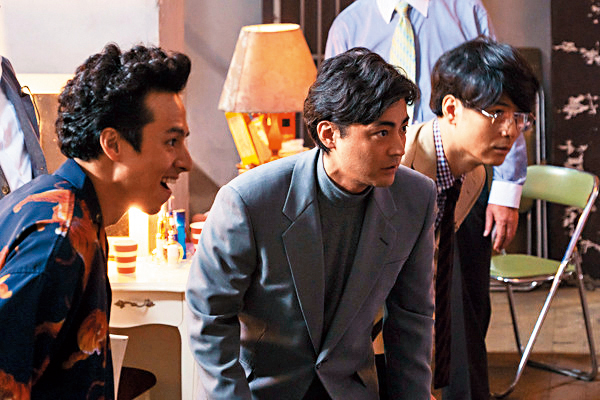 滿島真之介(左起)、山田孝之、玉山鉄二,扮演掀起日本AV產業風暴的三位臭皮匠。(翻攝自Netflix官方YouTube)
