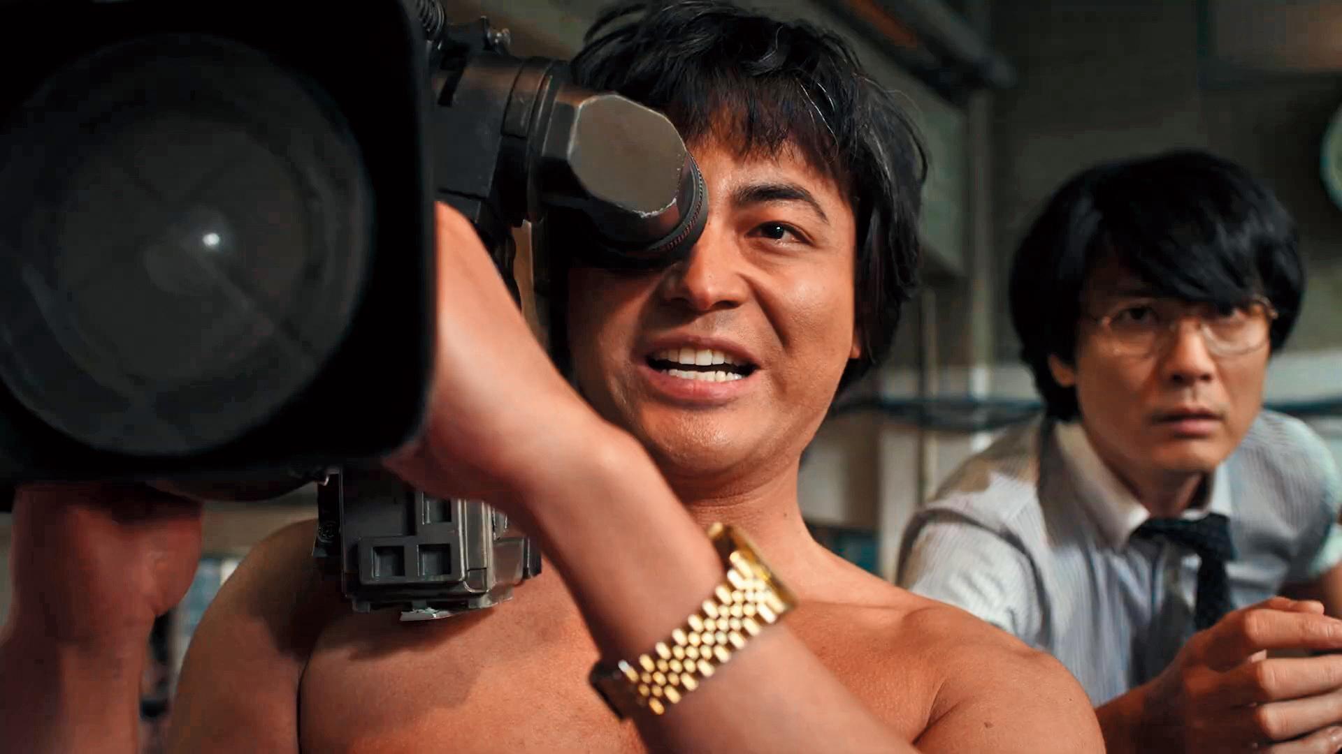 山田孝之重現導演村西透最知名的造型，裸上身只穿一條內褲、手扛攝影機開工。（翻攝自Netflix官方YouTube）