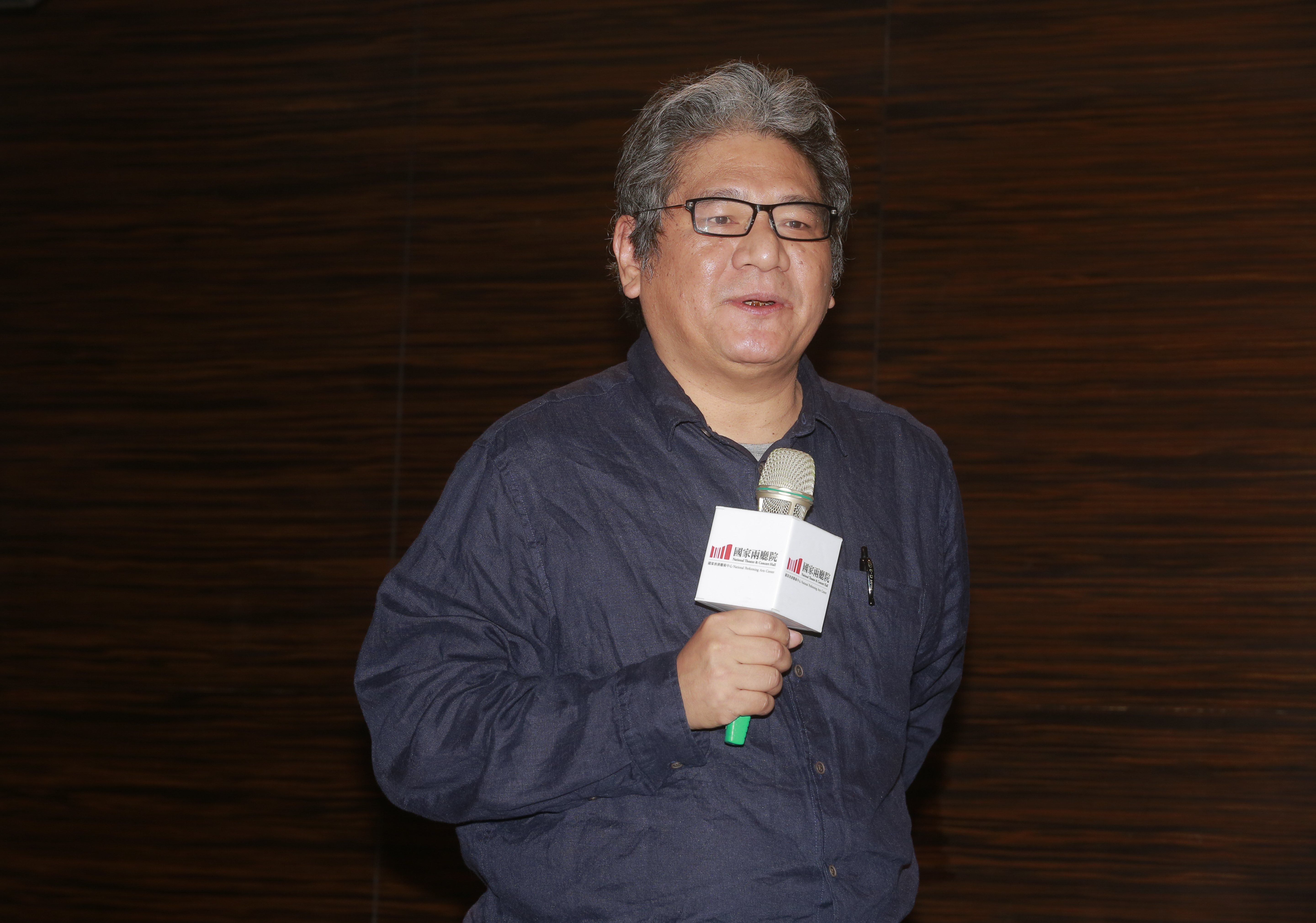 紙風車劇團取消台中週末演出，執行長李永豐今（5日）早在臉書發文表示，「你們地方政府刁難，我們就不去嘛！何必出錢又被糟踏！」