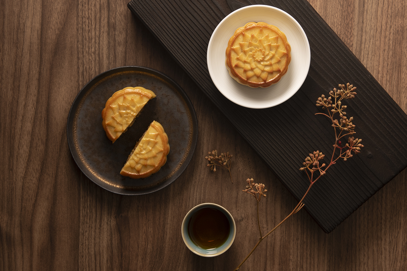 知名鳳梨酥品牌「微熱山丘」與囍餅專家「伊莎貝爾」，聯手設計出「鳳梨奶黃月餅」，搶攻今年中秋節的禮盒商機。（微熱山丘提供）