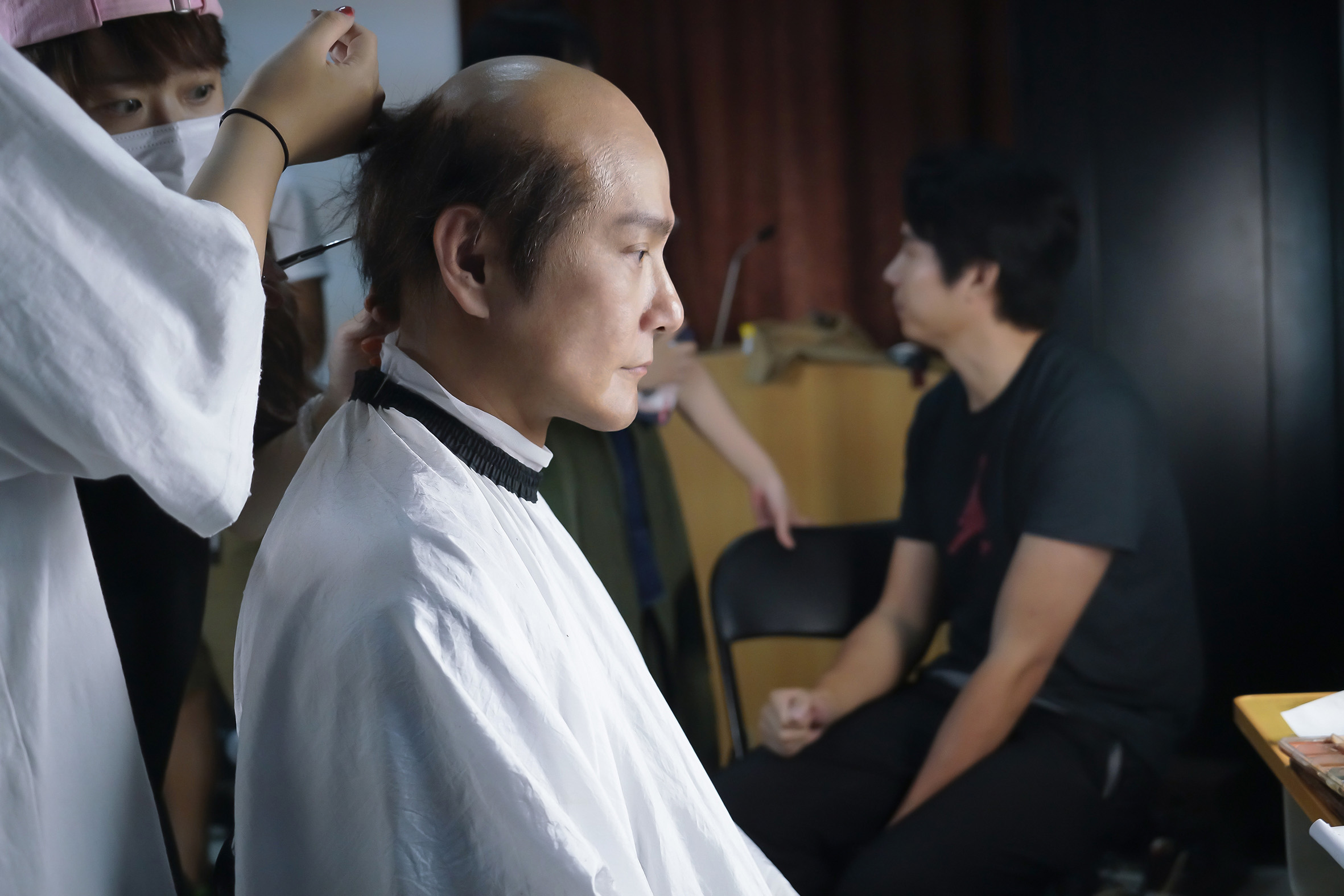 為了扮演禿頭大叔，張信哲拍攝前需花5個小時做造型。（潮水音樂提供）