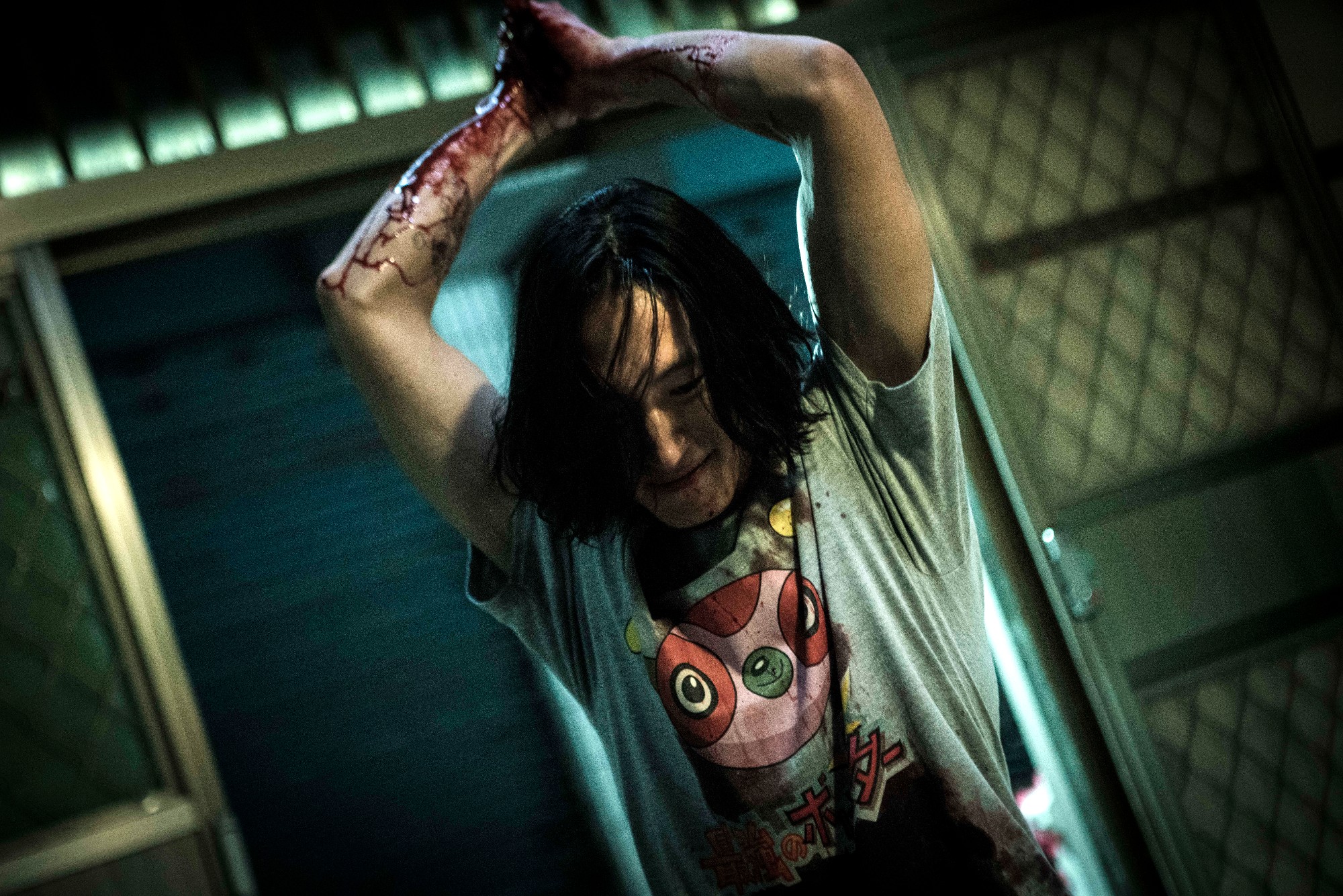 片中黃河手刃惡霸叔叔，他殺得夠殘暴，實際上拍攝時菜刀卻因手滑飛出去，令他超尷尬。（安澤映畫提供）