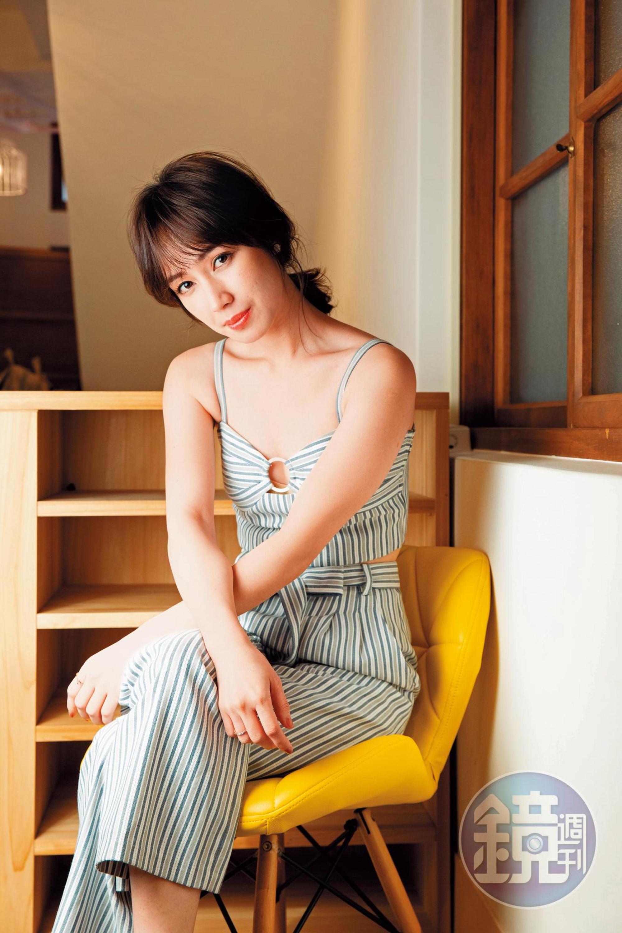 小薰是黑澀會美眉出身,作品橫跨影視及歌唱界,但因戀上鄭人碩,讓她有段時間背負小三罪名。