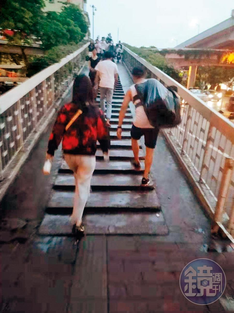 採購完畢,鄭人碩(右)和小薰(左)離開購物商場,可以看得出鄭人碩肩上扛著許多戰利品。(翻攝自微博)