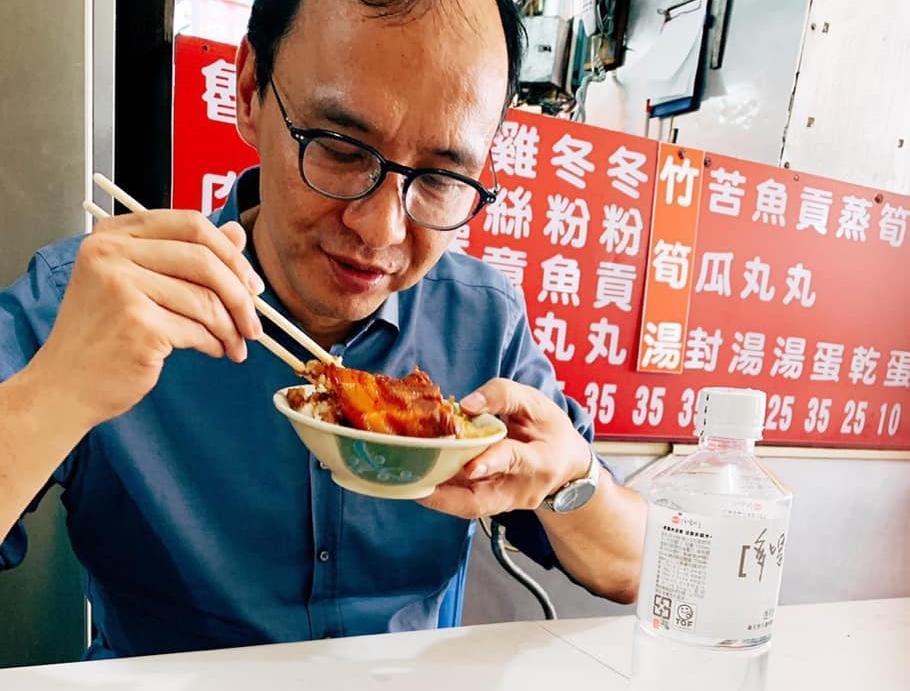 朱立倫今日南下高雄,並po出自己享用滷肉飯與礦泉水的照片,更留言表示「在高雄吃這碗滷肉飯,深刻地提醒自己,『莫忘初衷』。」(翻攝自朱立倫臉書粉專)