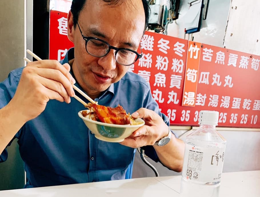 朱立倫今日南下高雄，並po出自己享用滷肉飯與礦泉水的照片，更留言表示「在高雄吃這碗滷肉飯，深刻地提醒自己，『莫忘初衷』。」（翻攝自朱立倫臉書粉專）