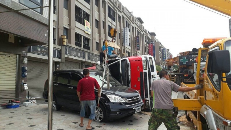 台中市沙鹿區向上路6段長下坡路段，發生預拌混凝土車翻覆車禍，波及民宅前4輛小客車。（翻攝畫面）