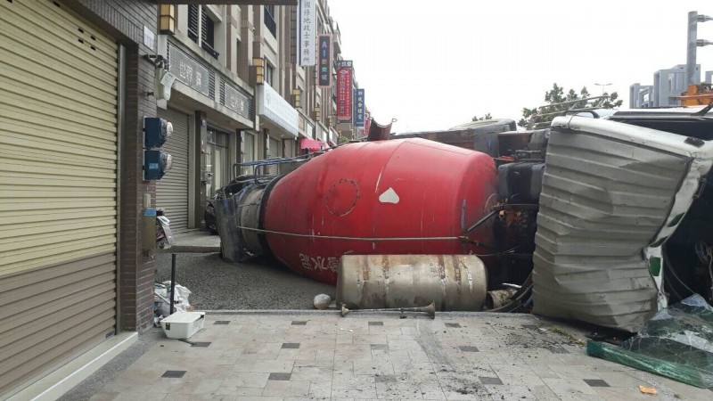 沙鹿區向上路6段長下坡路段,發生預拌混凝土車翻覆意外。(翻攝畫面)