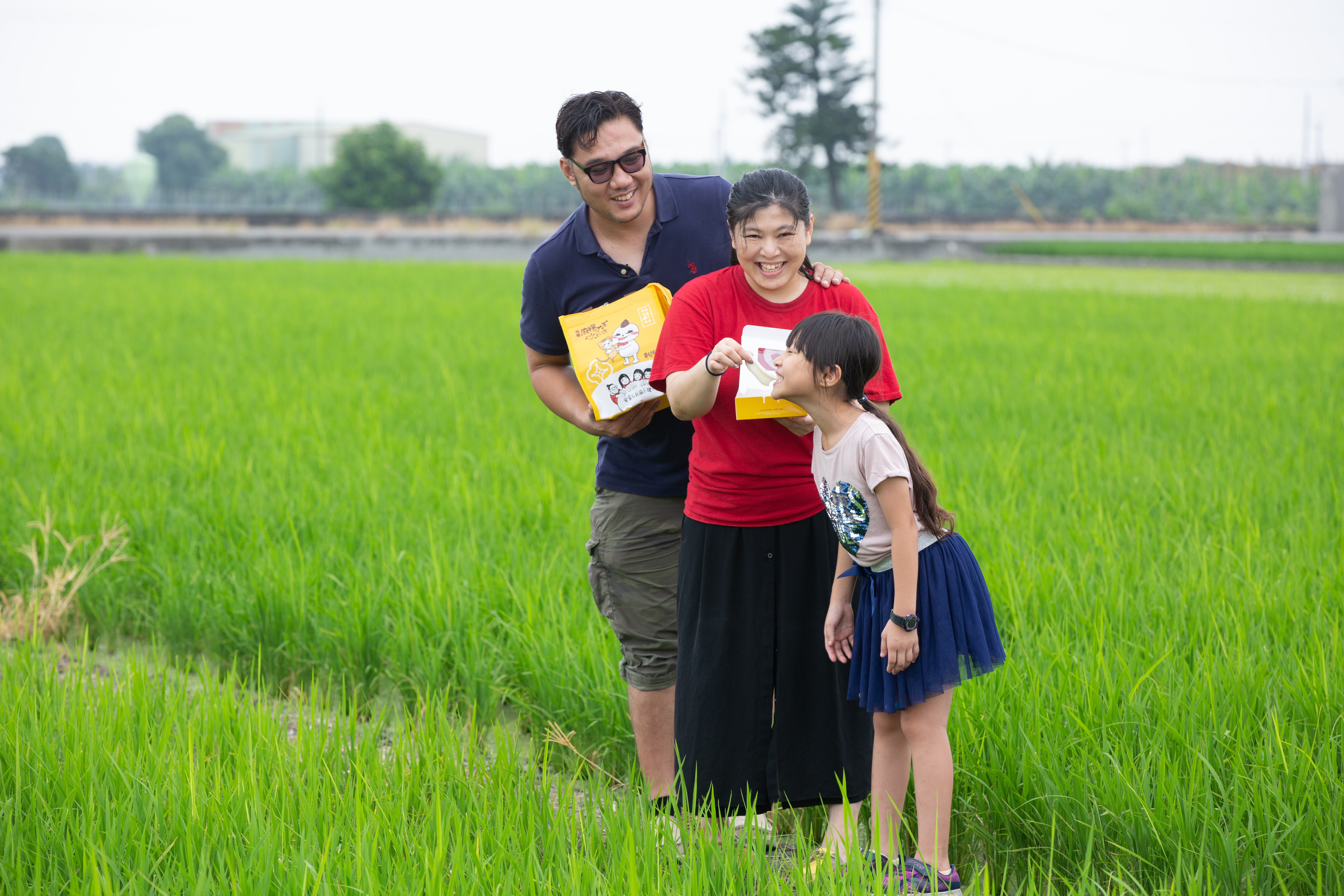 程珮綺(中)與董淵翔(左)夫妻創業的最大動力來自2個女兒(右為大女兒),從小攤車拚到7間店月收500萬元。