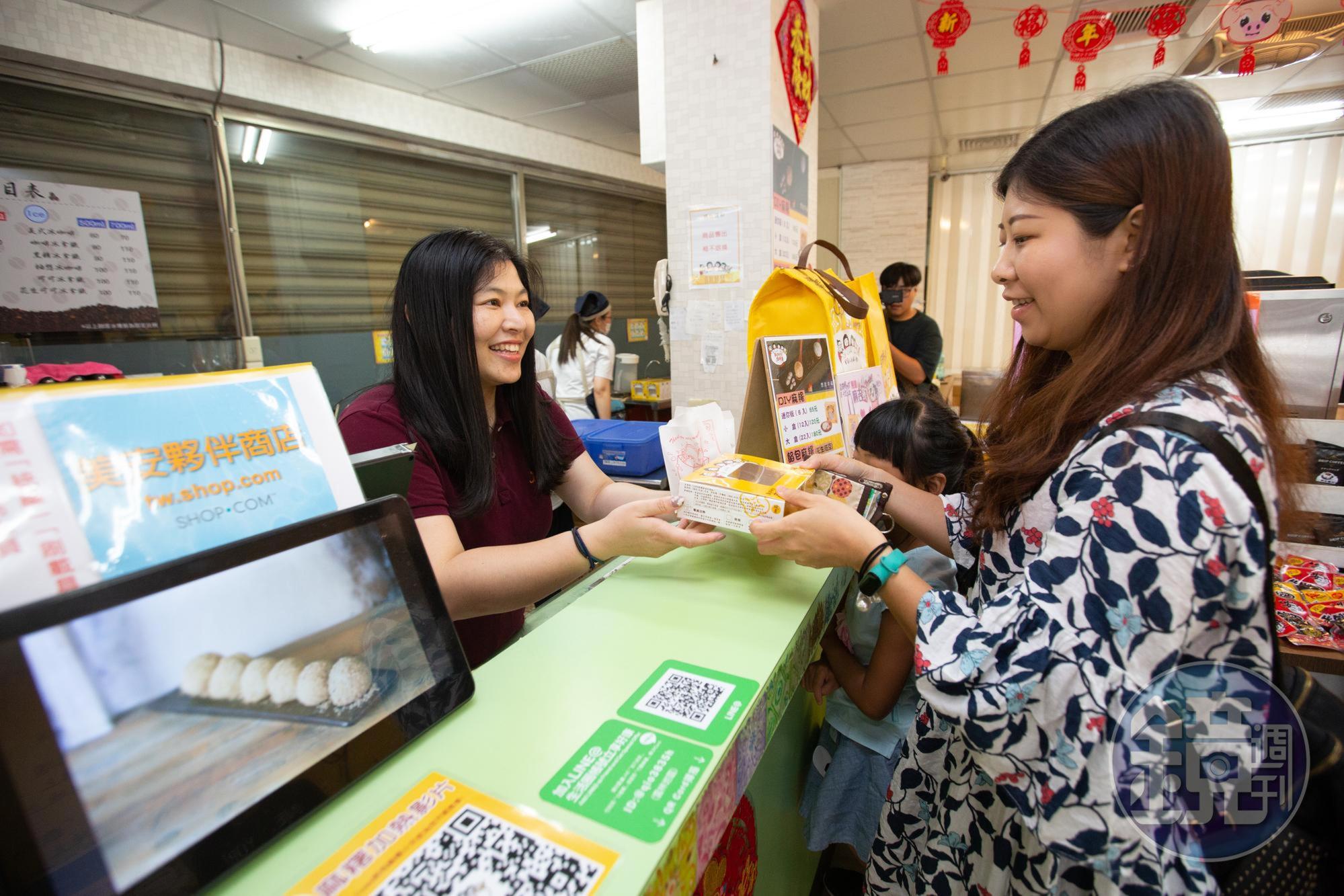 負責銷售的程珮綺(左)會依客人的品嚐時間推薦不同產品,也會提供最近門市的資訊,讓客人方便選購。