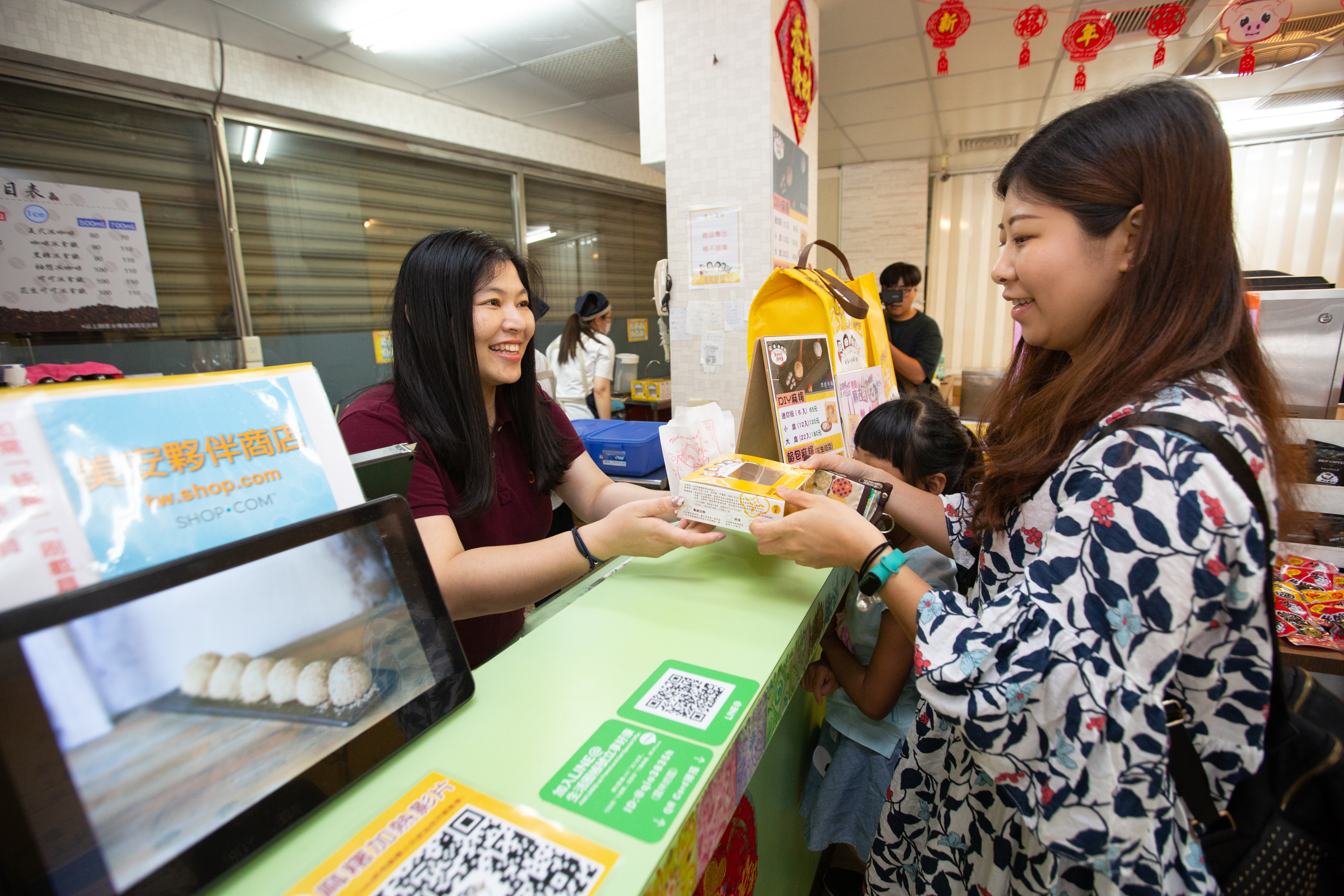 負責銷售的程珮綺（左）會依客人的品嚐時間推薦不同產品，也會提供最近門市的資訊，讓客人方便選購。