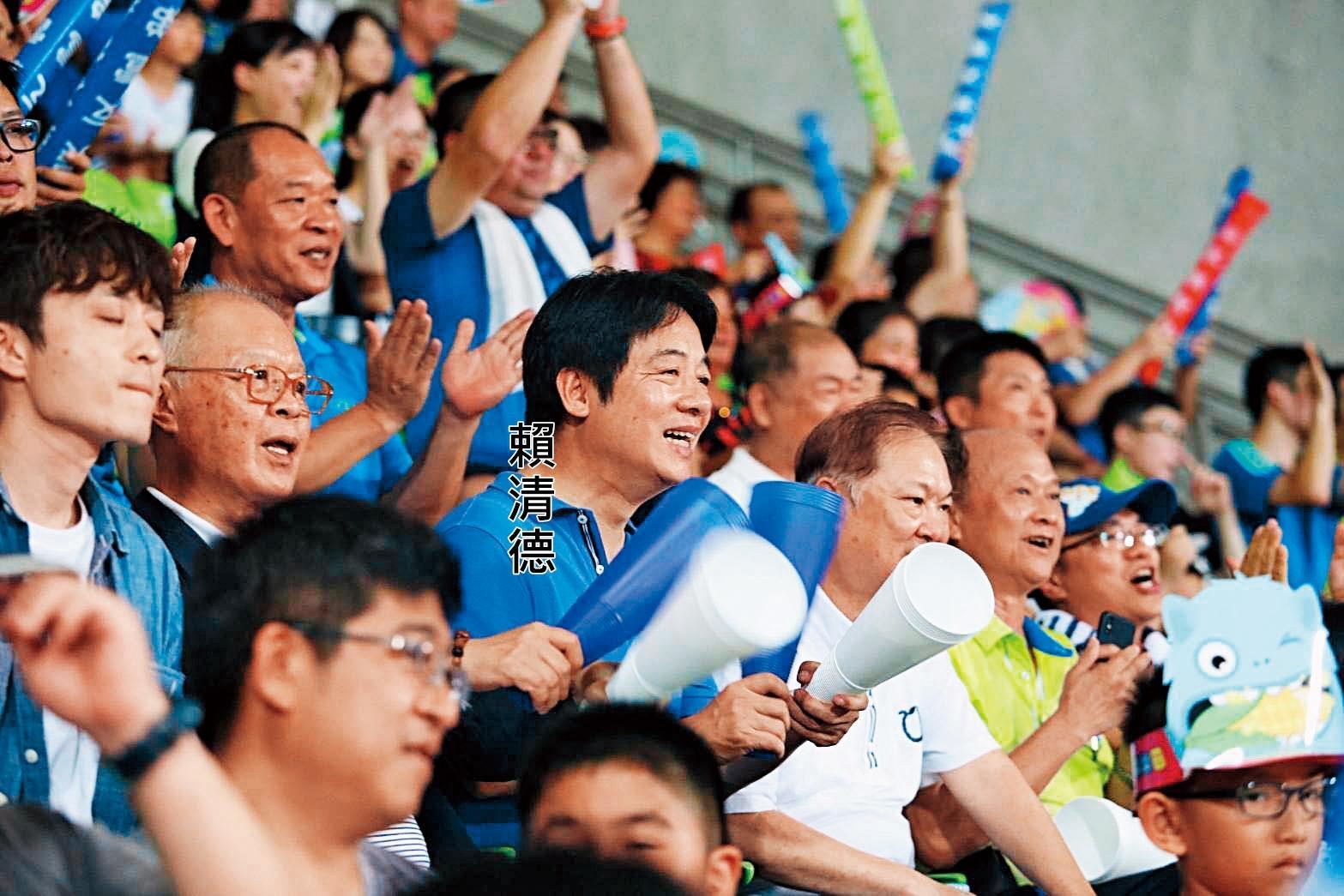 前行政院長賴清德7月底從日本返國，4日到台南亞太棒球中心觀戰U-12世界少棒賽冠軍賽。（翻攝賴清德臉書）