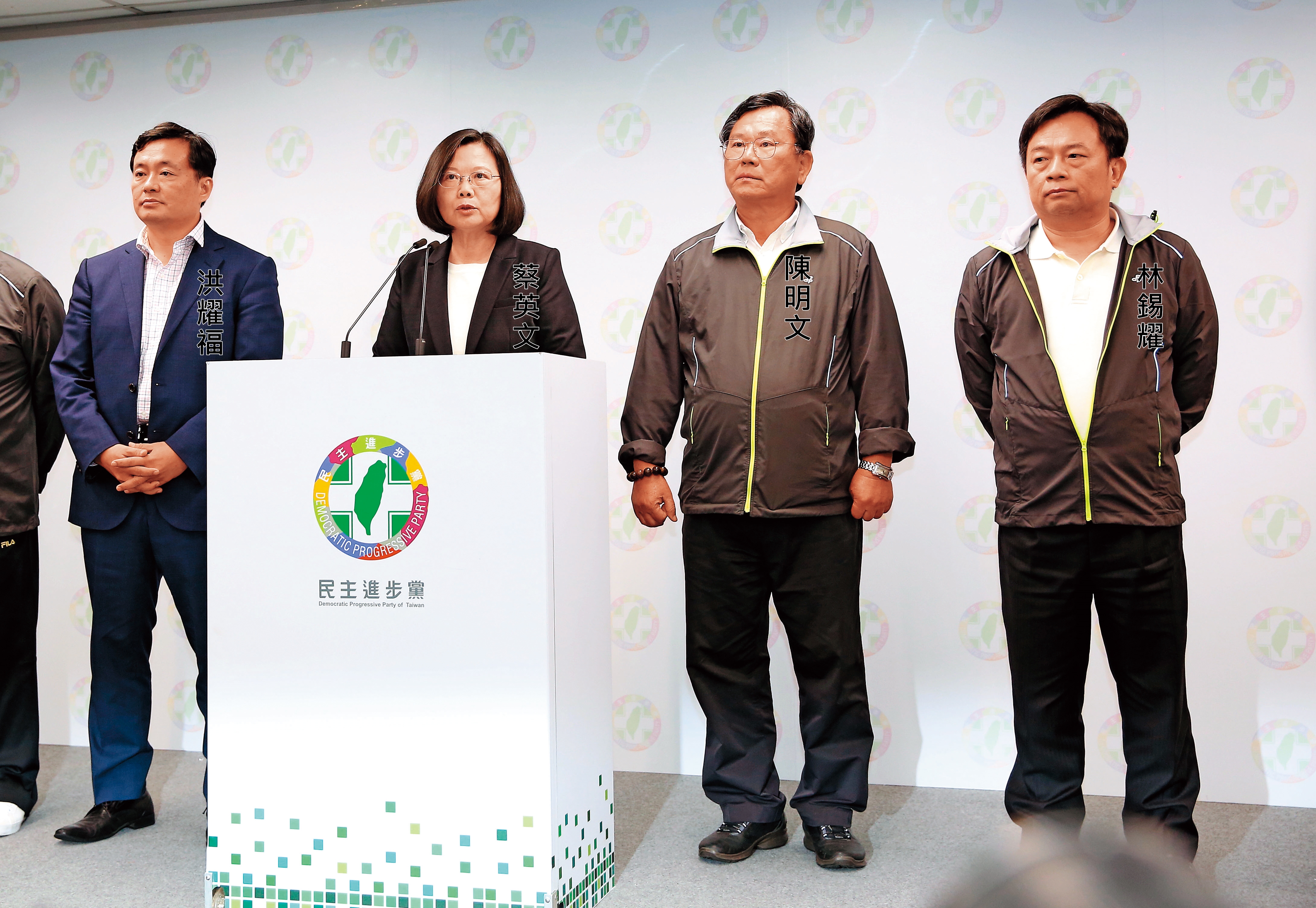 蔡英文競辦總幹事林錫耀（右一）、決策委員會召集人洪耀福（左一）是主要操盤手。