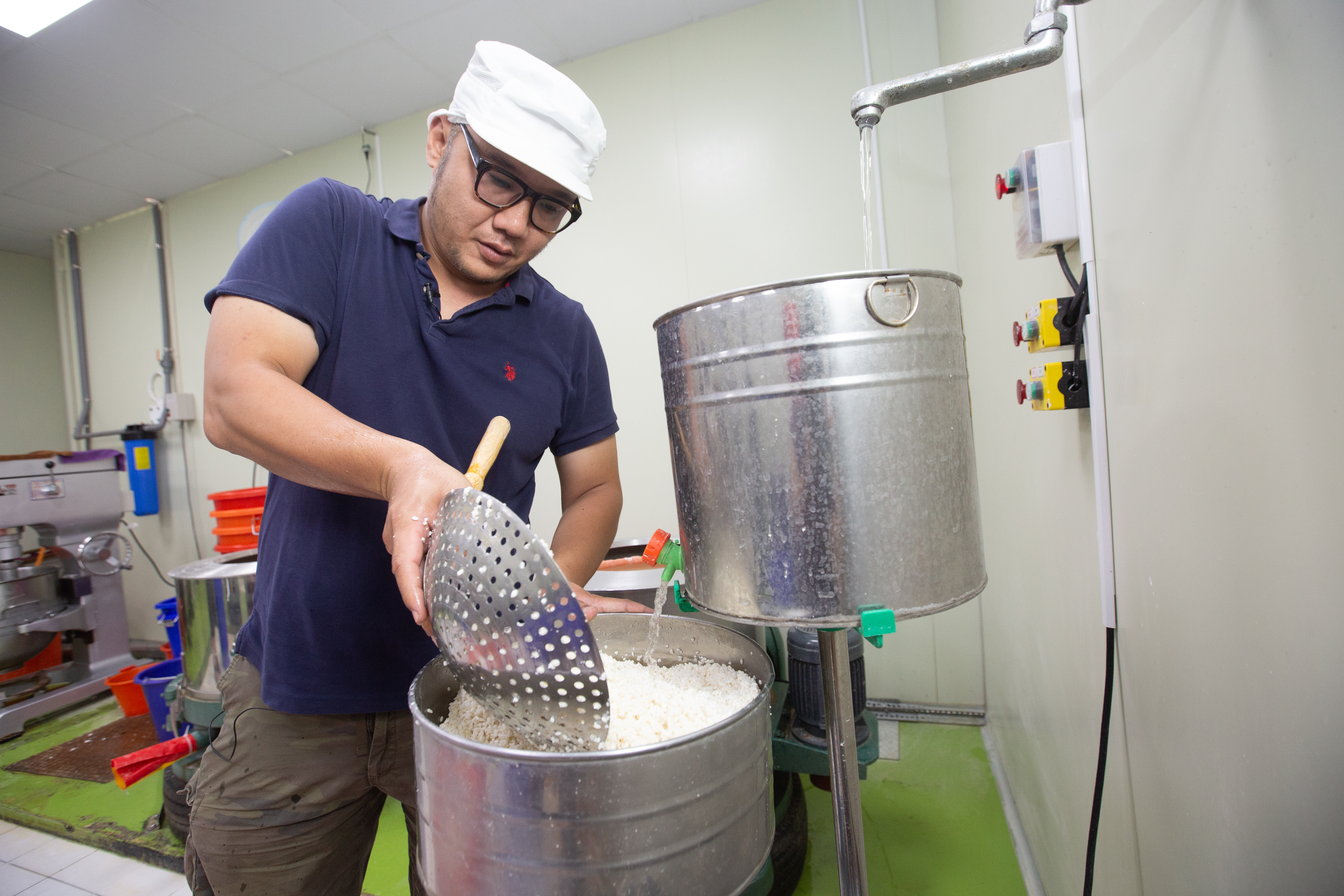 早期董淵翔都協助岳父製作麻糬，現可獨當一面製作。