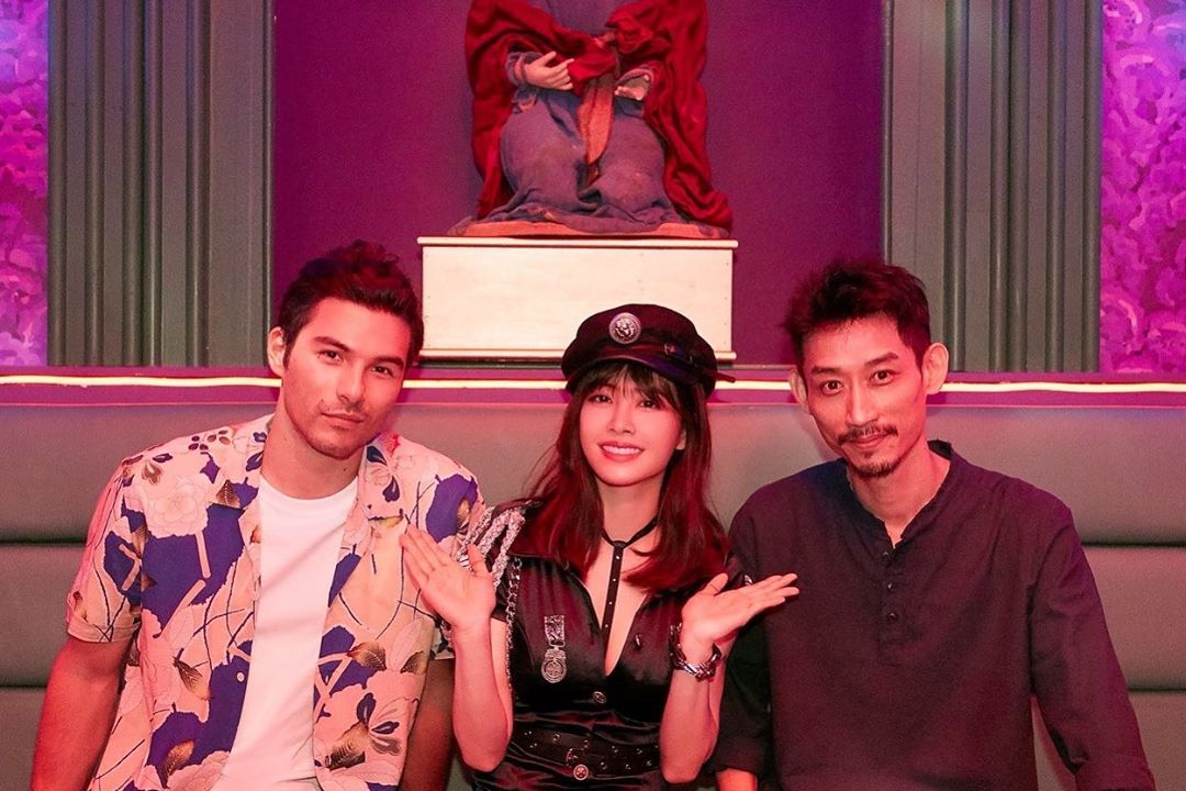 鳳小岳穿著白T-shirt 內搭花襯衫，展現隨性休閒的感受。Fuyugu花襯衫 NT$4,400（AllSaints提供）