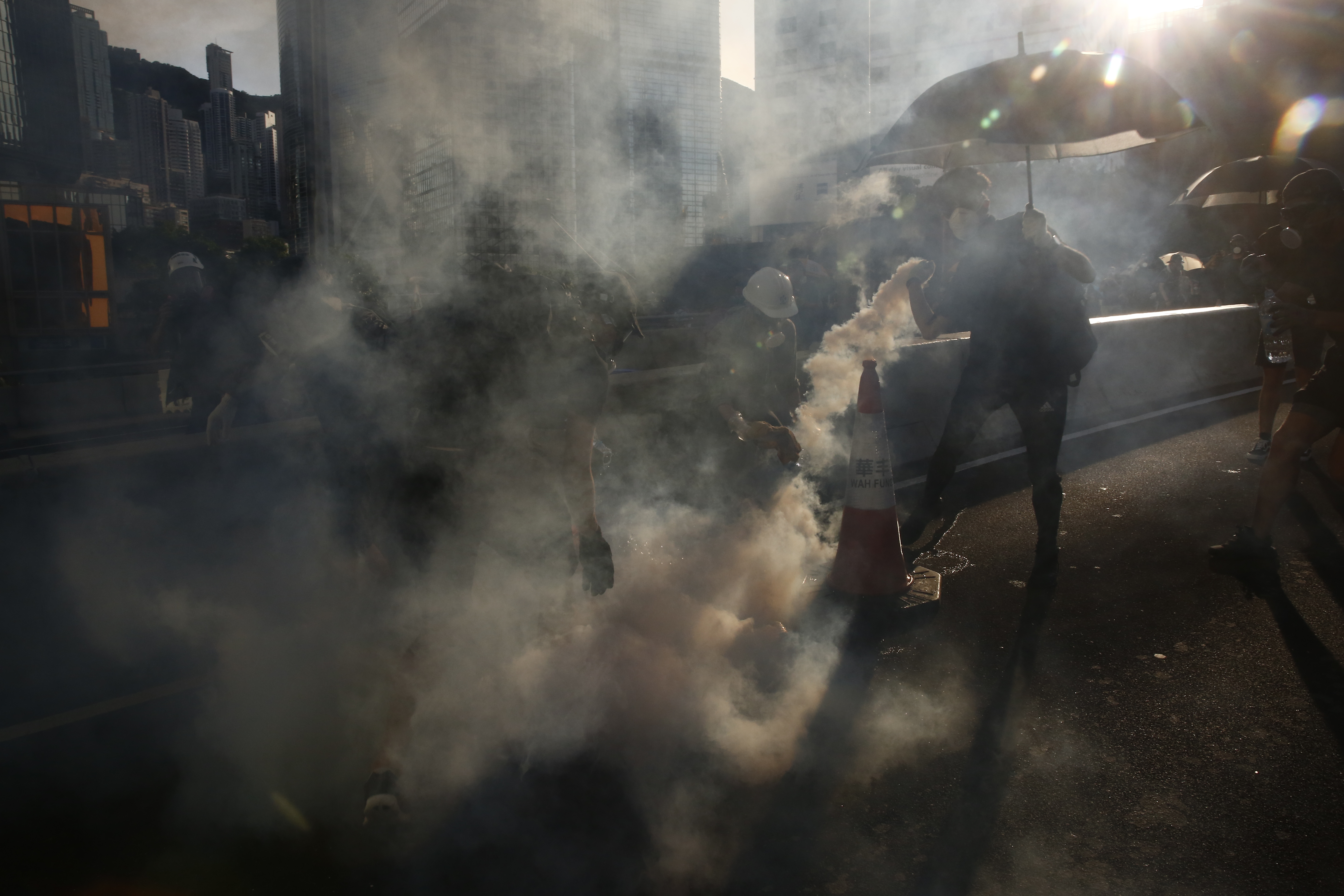【反送中香港現場圖輯】三大罷群眾擴散七區　金鐘催淚彈陣中青年迷惘見勇氣