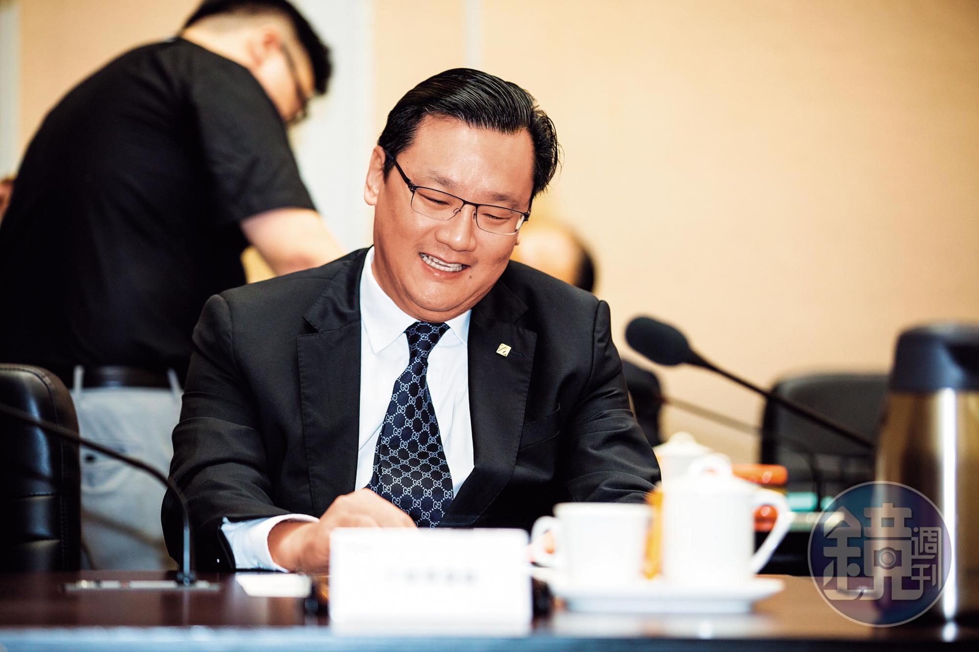 有越南王之稱的丁善理家族是TVBS的第2大股東,並由丁廣鋐出任TVBS副董事長。