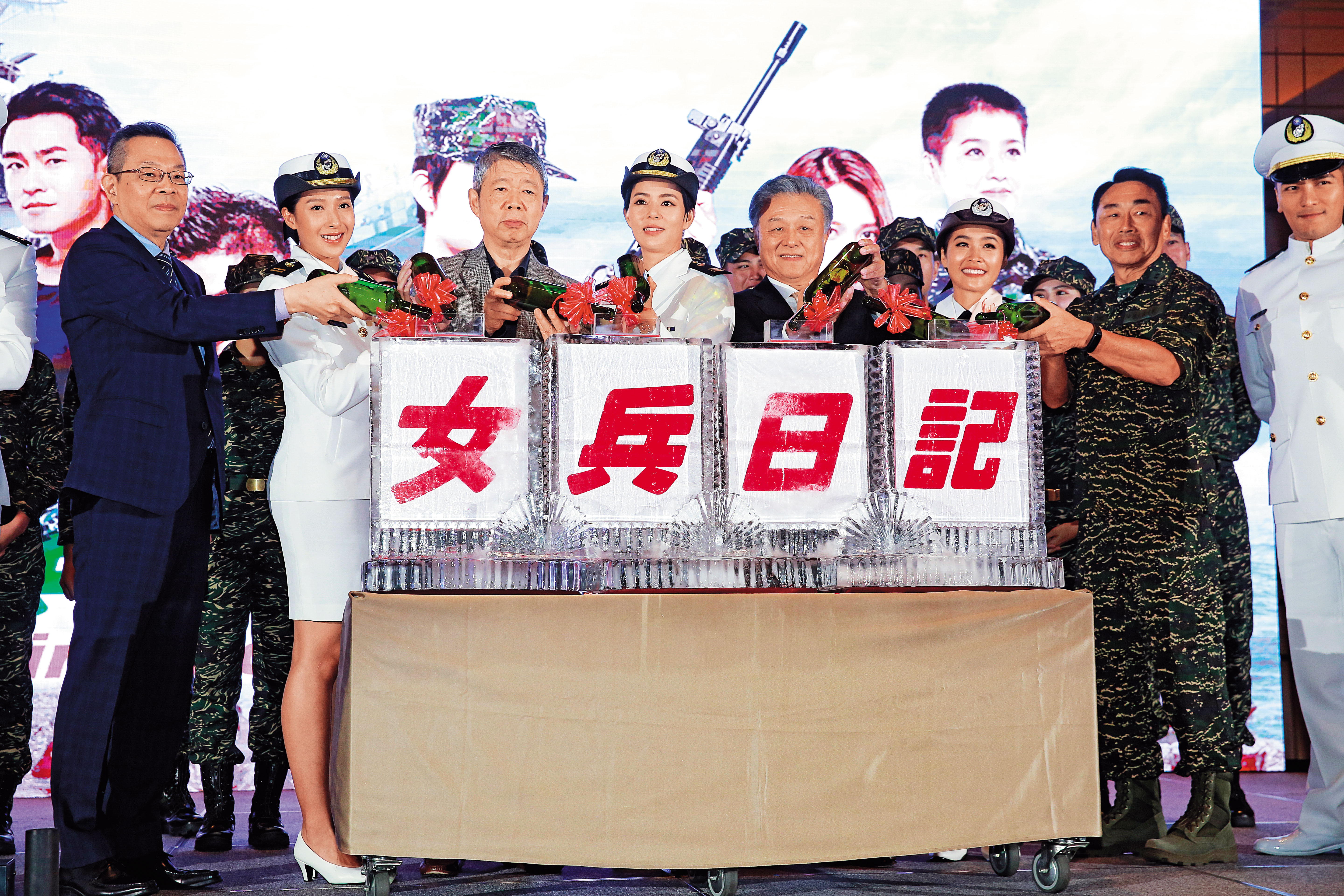 張孝威(前左3)找來前民視總經理陳剛信(前右3)投資拍8點檔,《女兵日記》收視率破TVBS歷史紀錄。