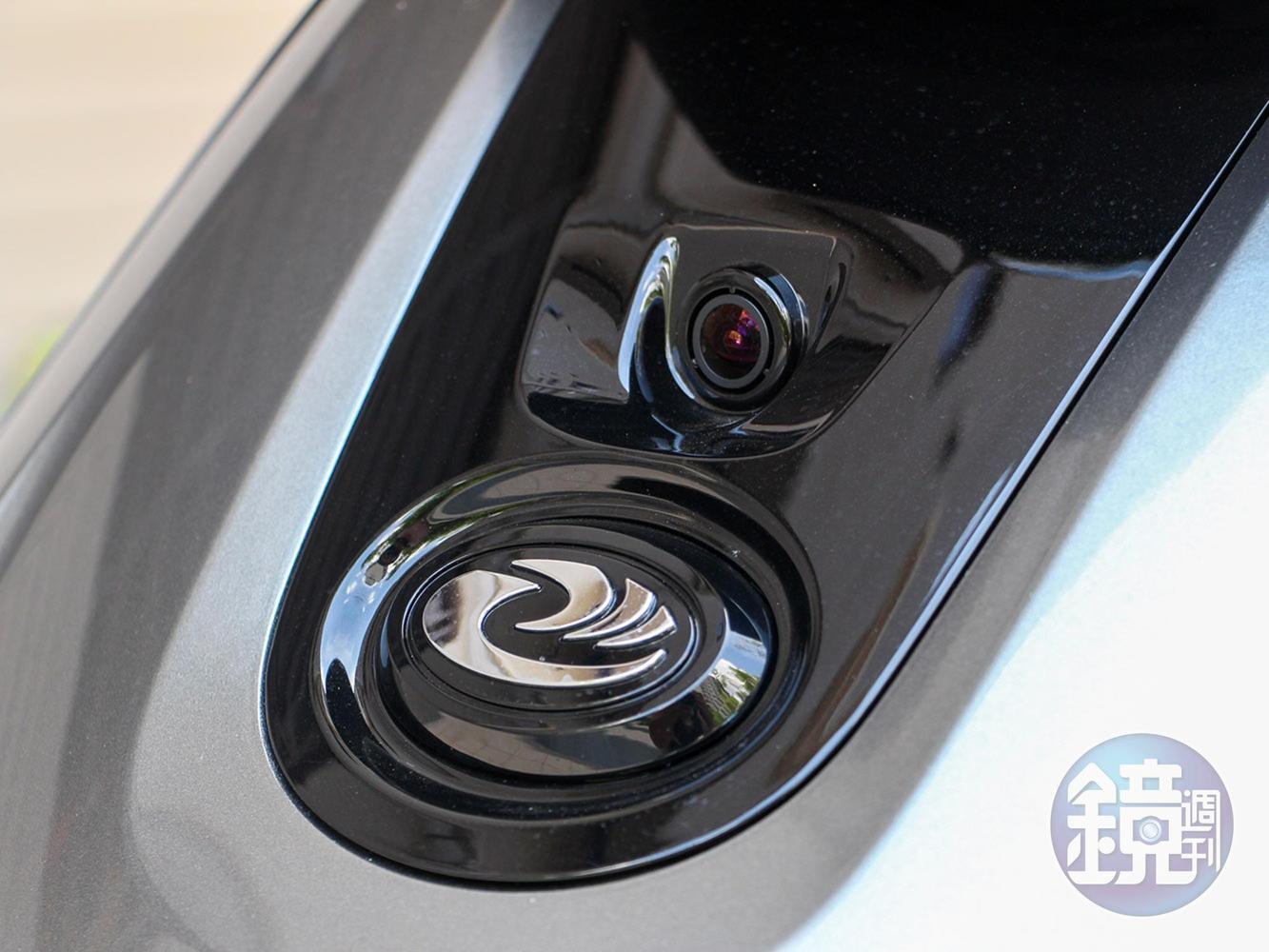 車輛前方內建攝影鏡頭，與汽車相像。